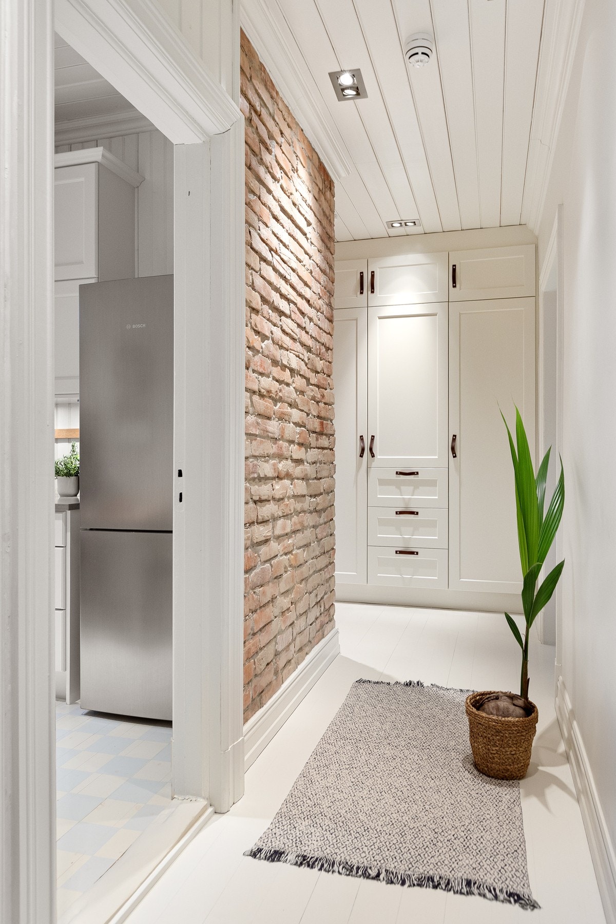 Plassbygd garderobeskap som sørger for god oppbevaring av yttertøy og gir et stilrent uttrykk Galleribilde