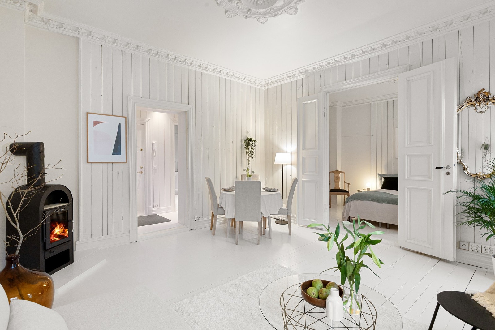 Stuen er romslig og byr på god plass til både sofagruppe og spisebord - naturlige soner Galleribilde