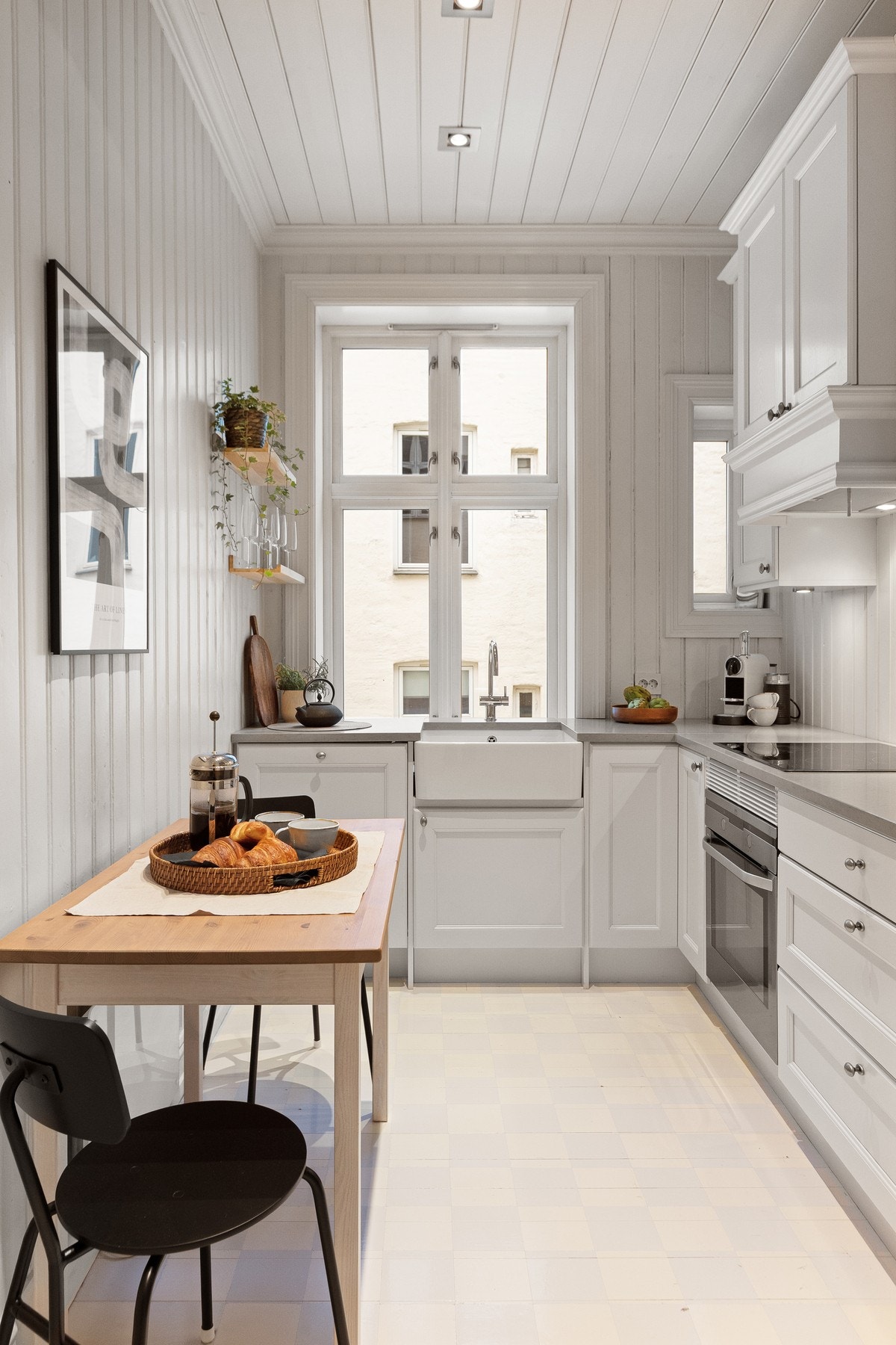 Leiligheten har et separat kjøkken som bidrar til en tydelig og funksjonell soneinndeling i boligen Galleribilde