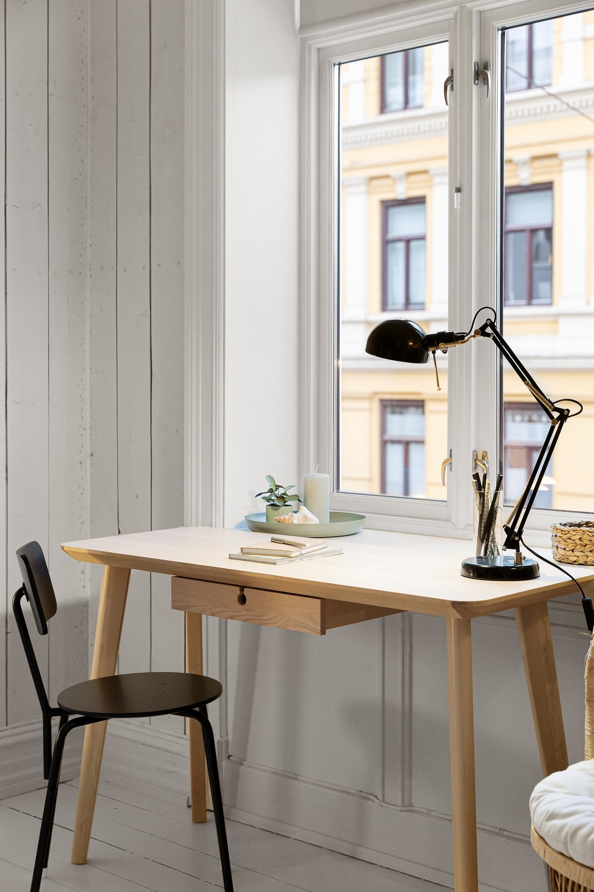 Store vindusflater sørger for rikelig med dagslys Galleribilde