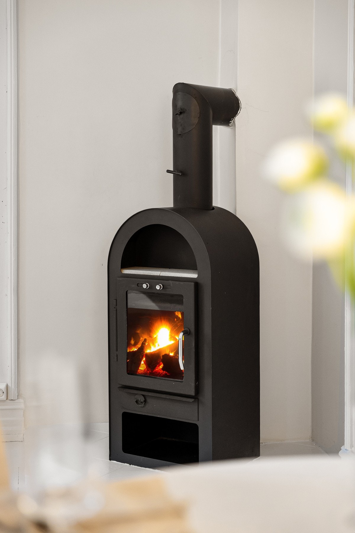 Peisovn i stuen skaper en lun og hyggelig stemning på kjølige dager Galleribilde