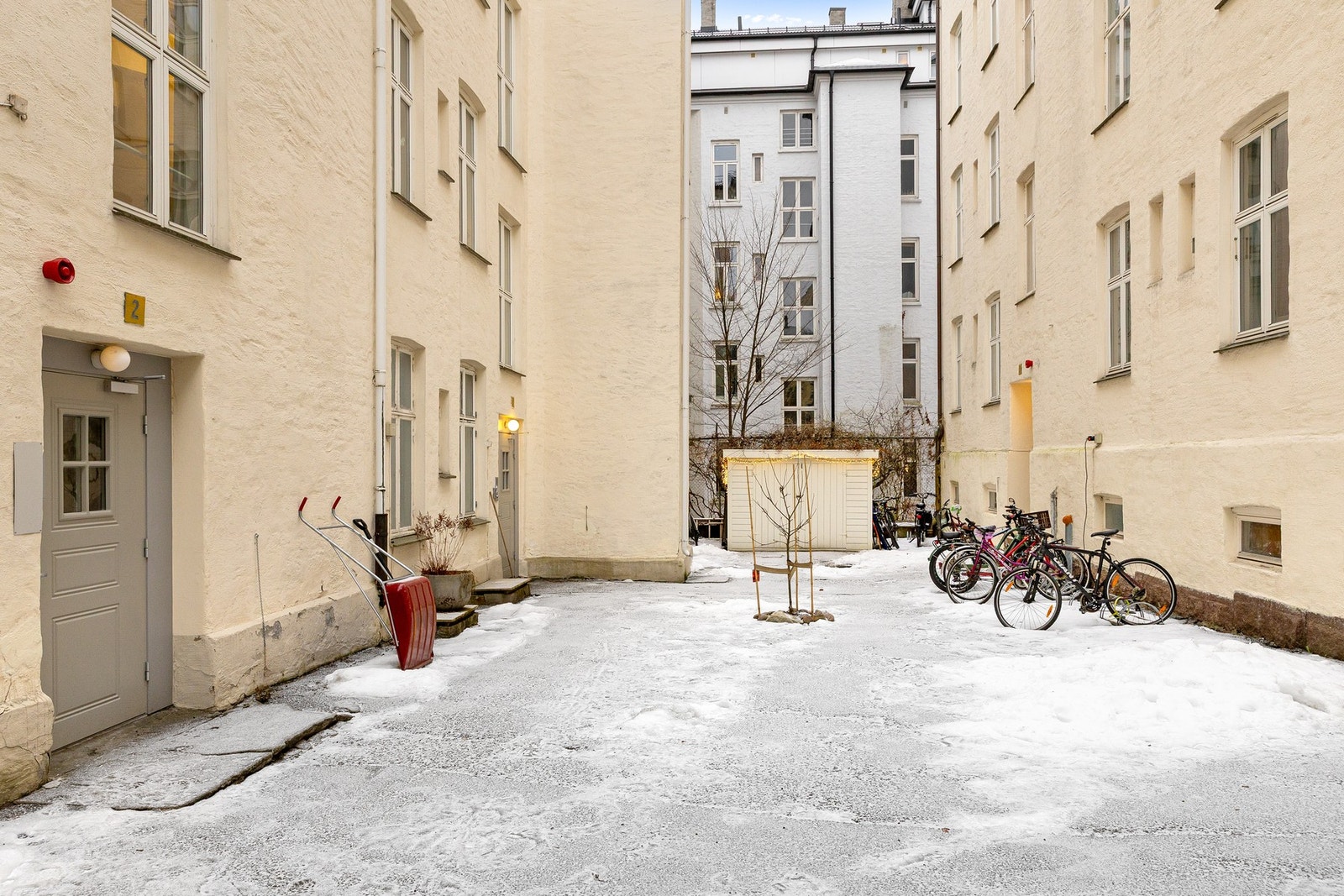 Pent opparbeidet og hyggelig bakgård med plass til sykkelparkering. Galleribilde