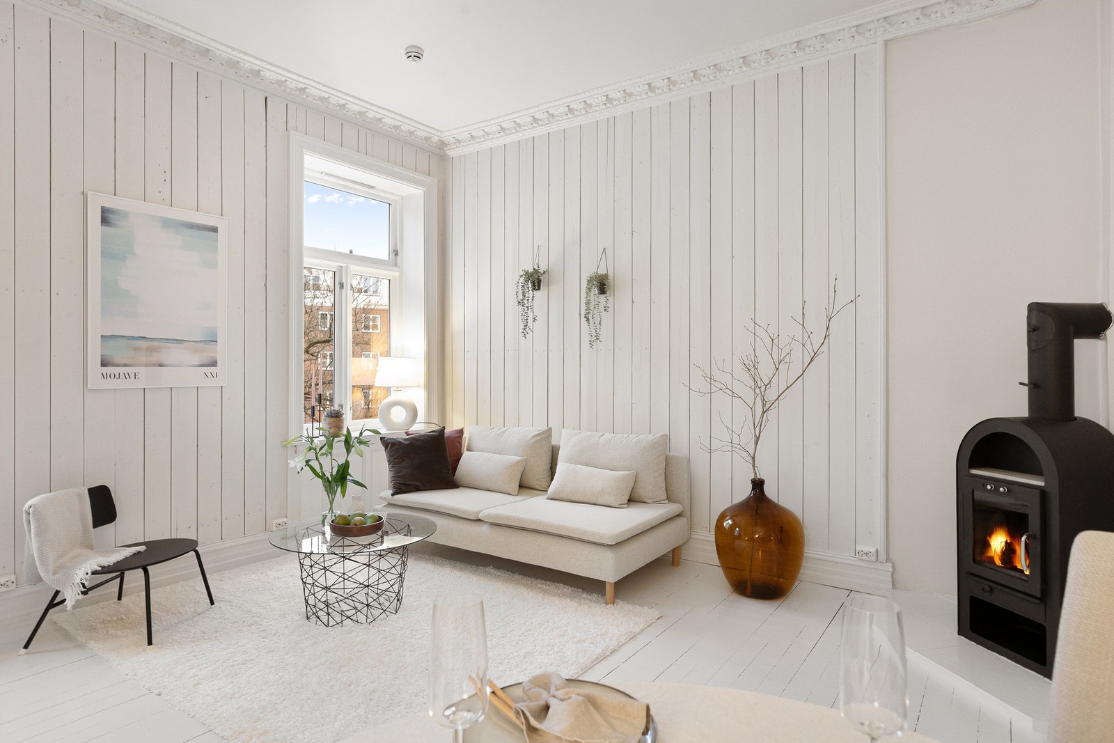 Her får du en åpen og lys stue med gode vindusflater og en imponerende takhøyde på hele 3,11 meter - som skaper en luftig atmosfære Galleribilde