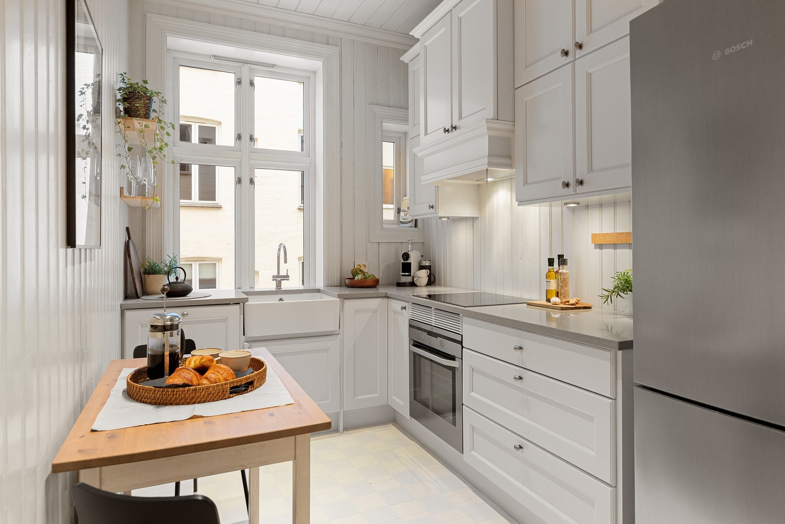 Kjøkken fra 2011 levert av Strai Kjøkken, med benkeplate i kompositt og nedfelt kum i porselen. Galleribilde