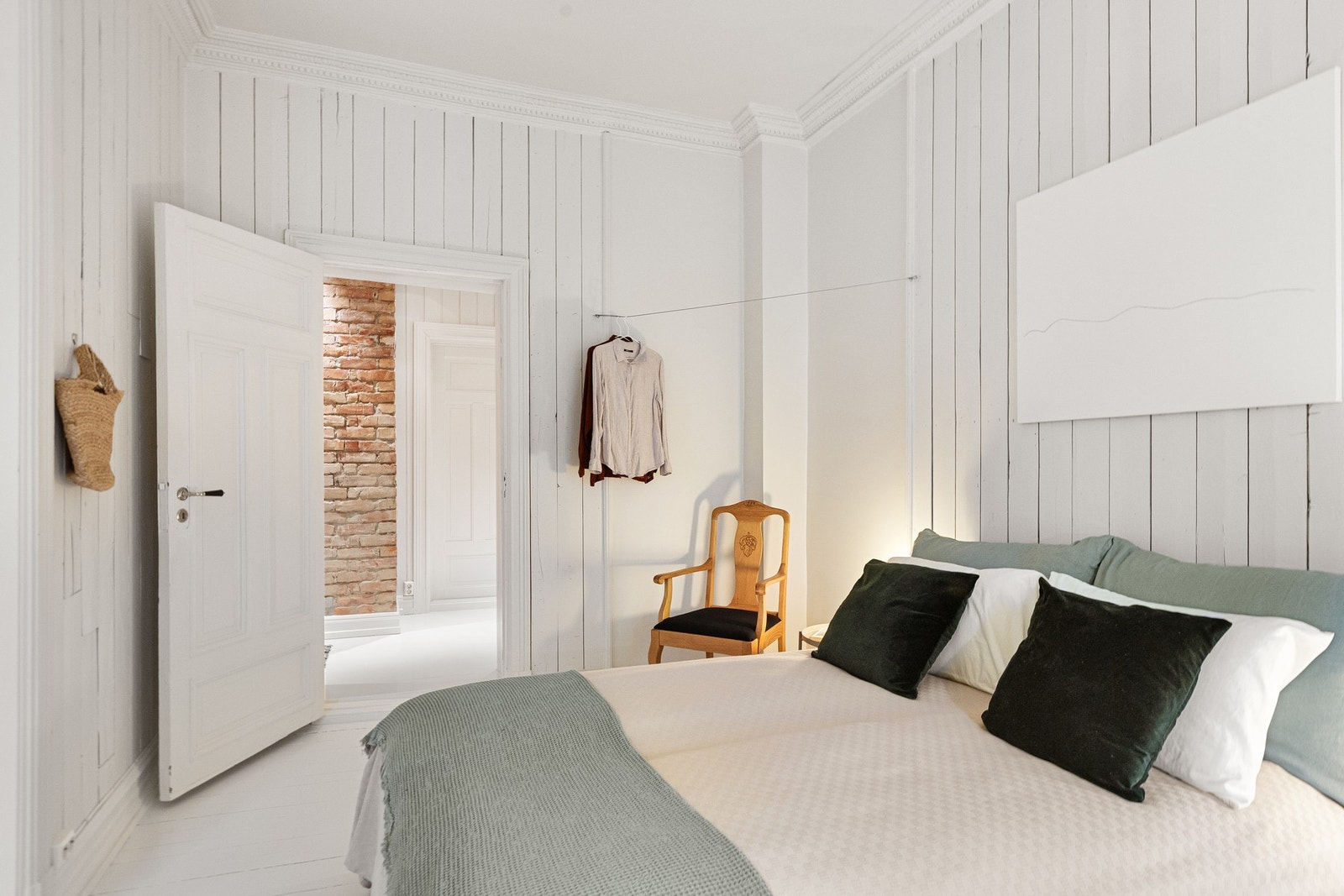 Soverommet byr på fleksible innredningsmuligheter og god plass for etablering av garderobeløsninger Galleribilde