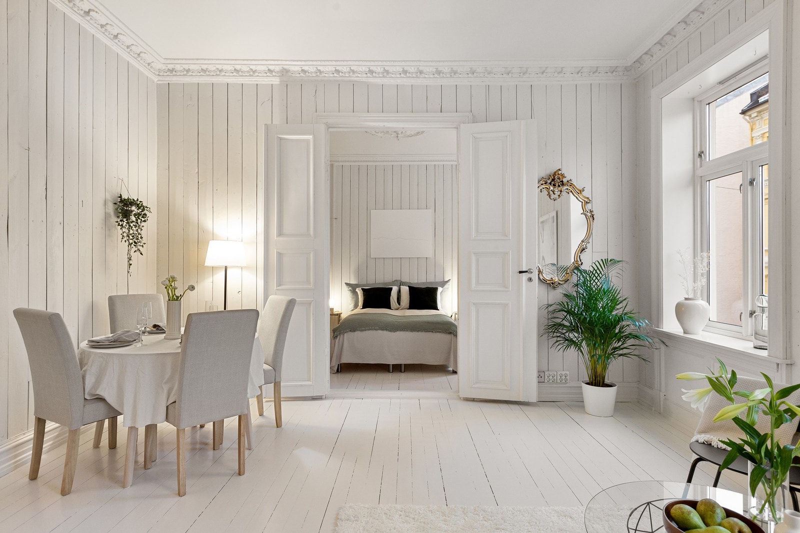 Originale, tofløyede dører leder videre inn til et romslig og innbydende soverom Galleribilde