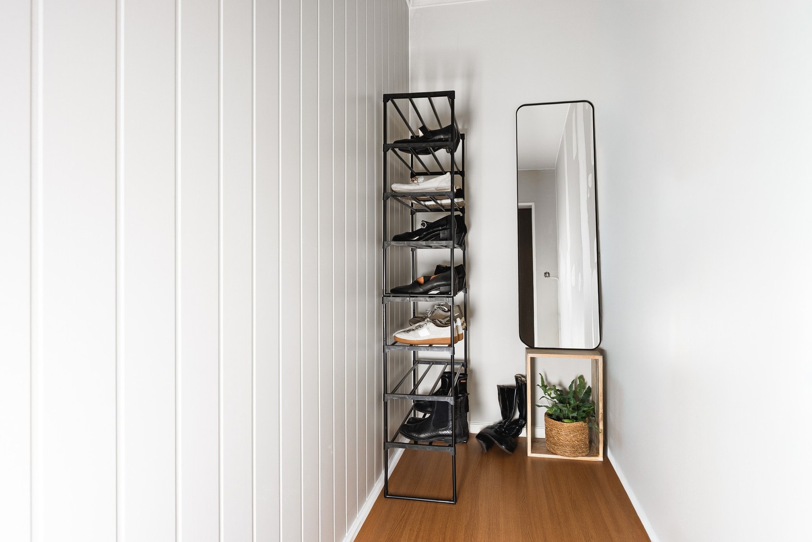 I Ved entréen har du en garderobe for oppbevaring av sko og yttertøy. Galleribilde