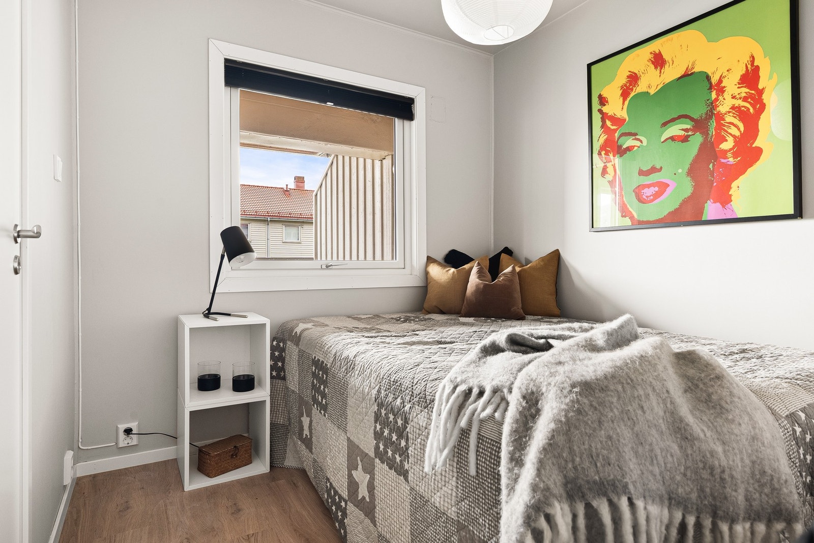 Det andre soverommet måler 6,9 kvm og egner seg godt som barnerom eller gjesterom. Galleribilde