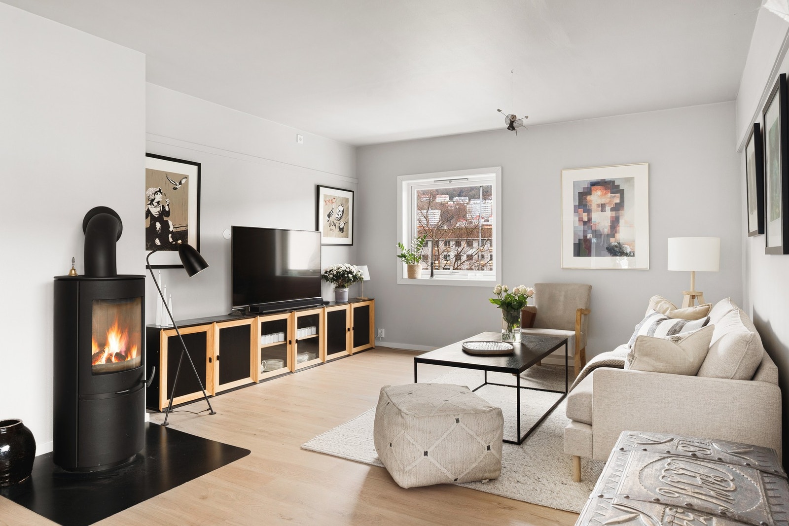 For en ekstra komfort på kalde dager, er peisovnen perfekt for både varme og hygge. Peisovnen var ny i 2018. Galleribilde