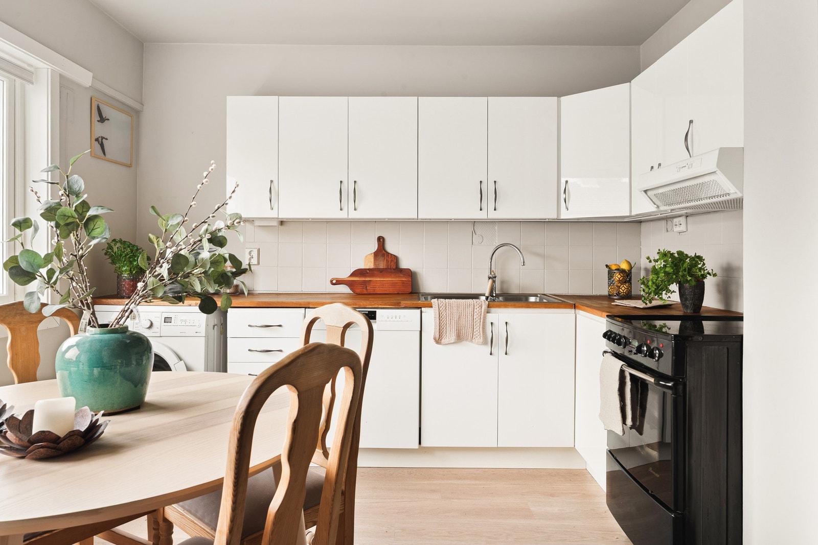 Lyst og romslig kjøkken med god skap-og benkeplass. Galleribilde