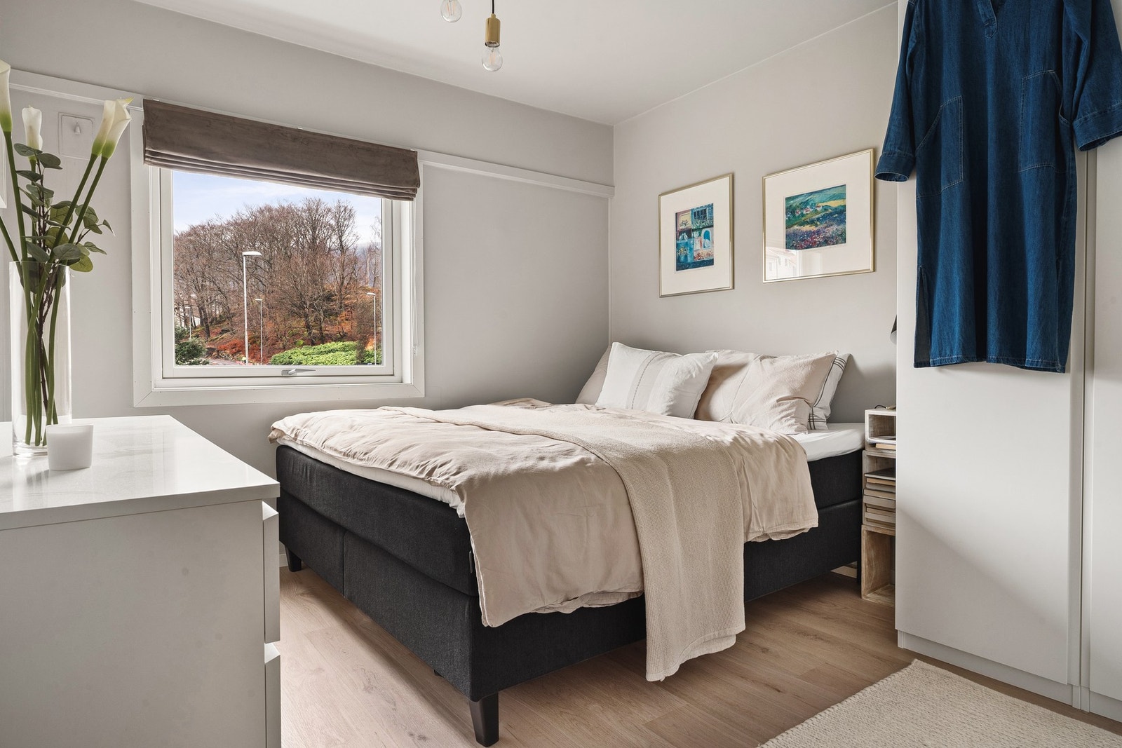 Hovedsoverommet på 9,6 kvm har god plass til dobbeltseng, nattbord og garderobeløsning. Galleribilde