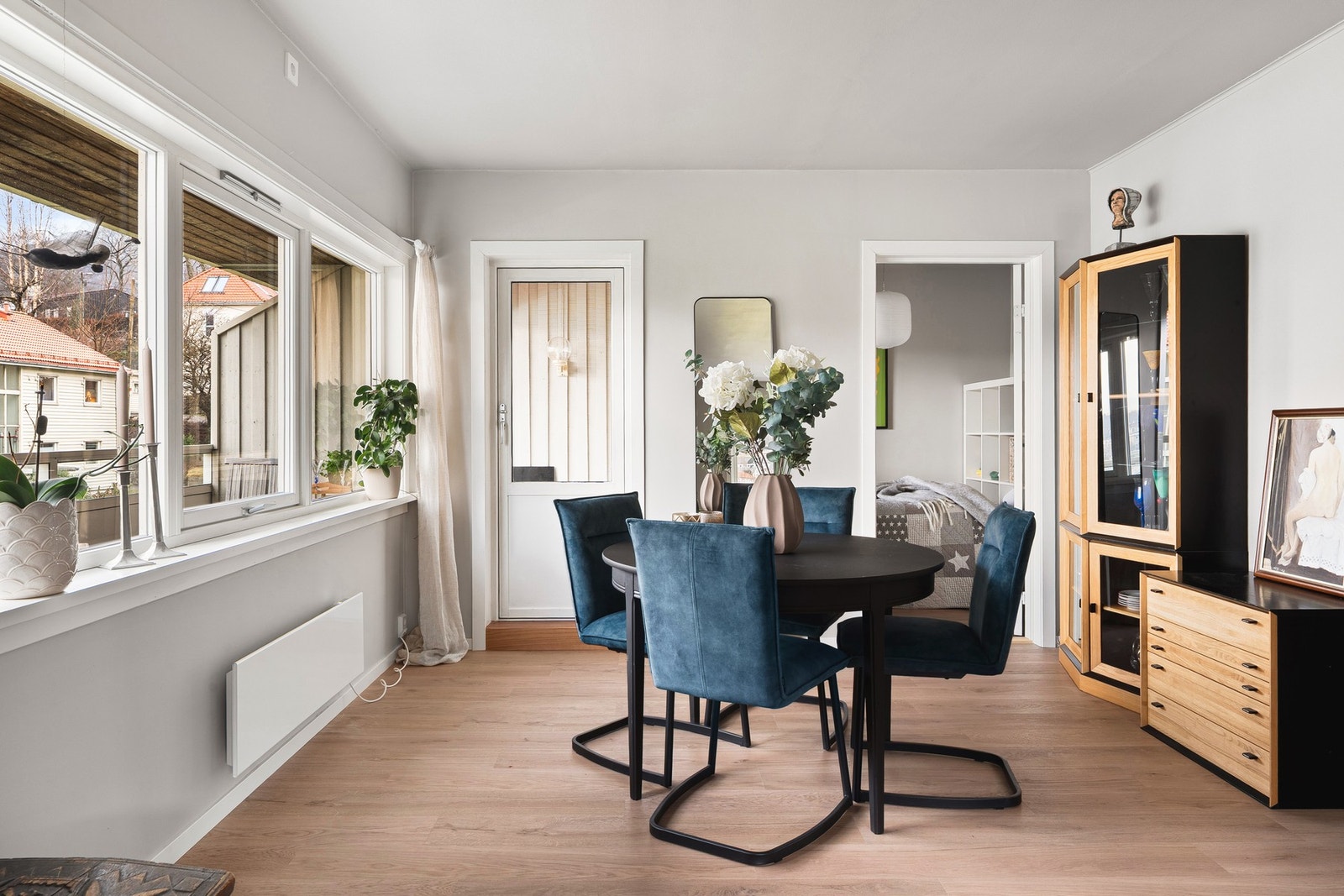 De store vinduene, kombinert med den sørvendte beliggenheten gir rommet rikelig med naturlig lys. Vinduene i leiligheten er fra 2018. Galleribilde