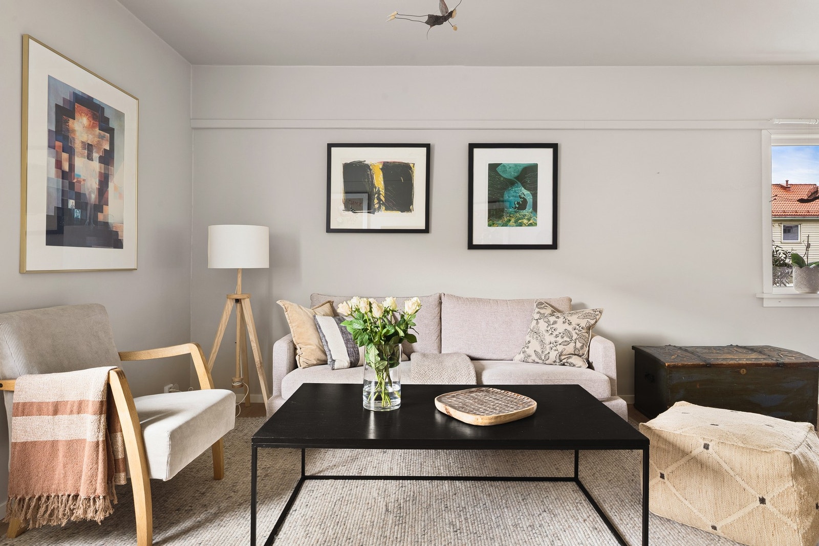 Stuen har nyere gulv fra 2024 og er malt i nøytrale og delikate farger. Galleribilde