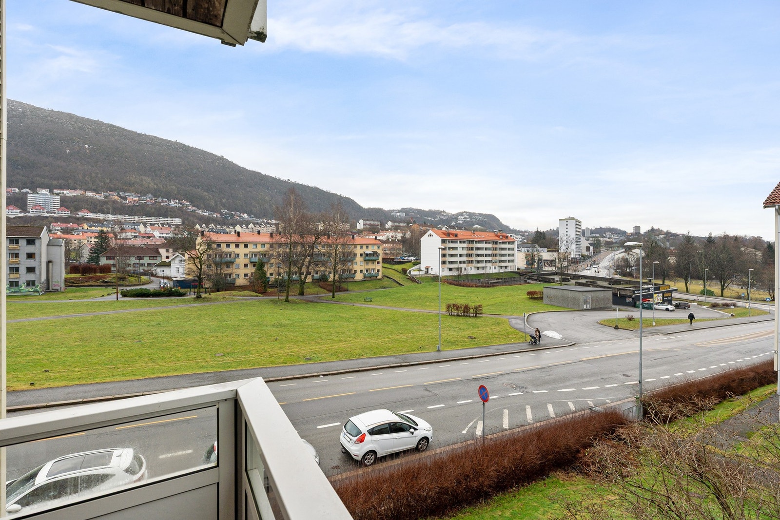 Fra leiligheten har du kort vei til det meste du trenger i hverdagen. Gåavstand til bl.a. buss, bybane, butikker, barnehage og skoler. Galleribilde