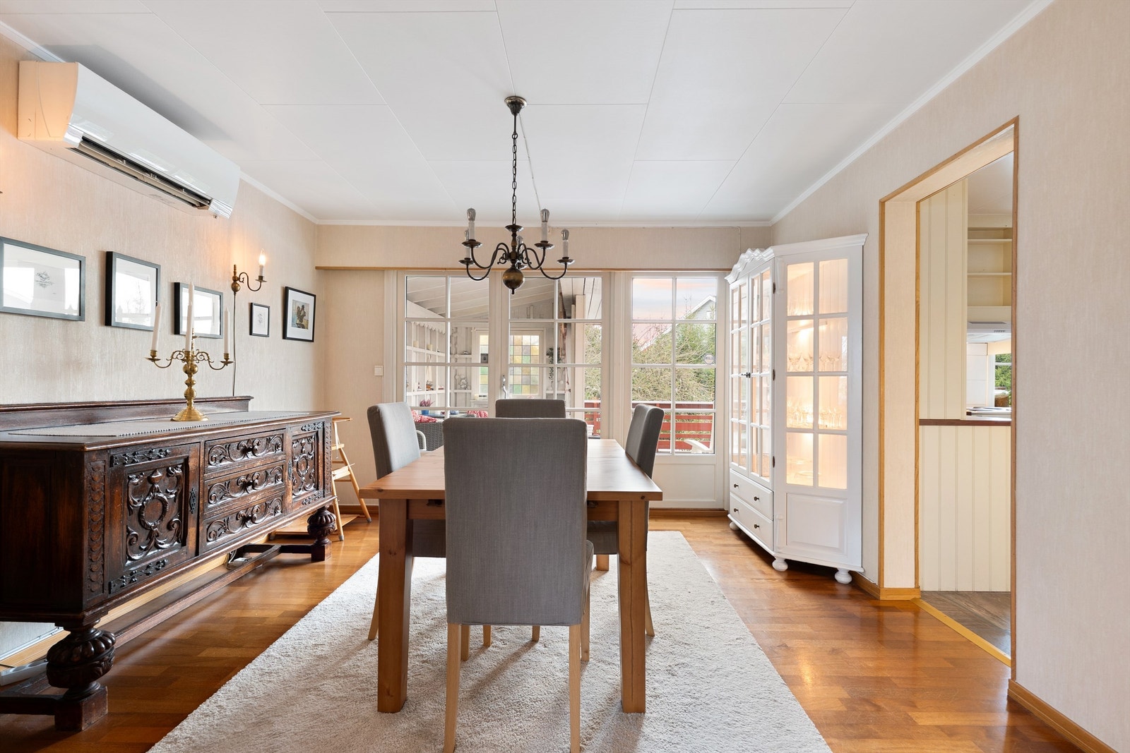 Spisestuen er forbundet med kjøkkenet og kan i tillegg åpnes mot terrassen. Galleribilde