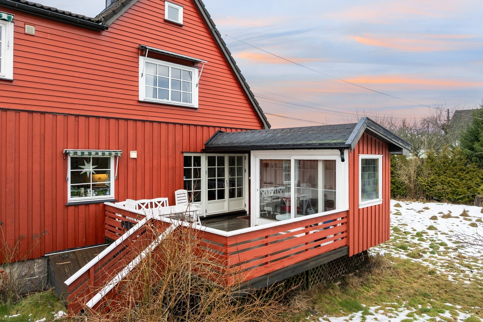 Boligen er over tid både ombygget og tilbygget. For terrassen med overbygg foreligger det ingen tegninger, søknad eller godkjenning.
Fotograf; Kristoffer Kristiansen. Galleribilde