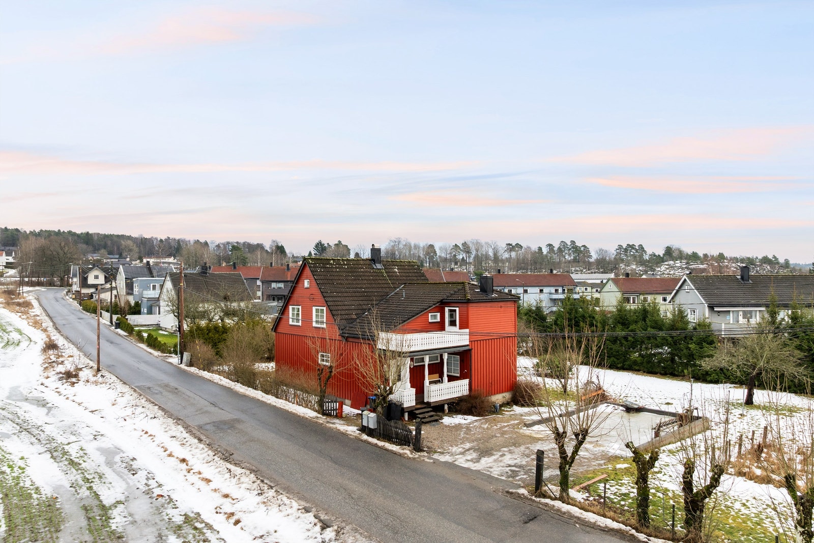 Eiendommen ligger helt i ytterkant av den veletablerte bebyggelsen på familievennlige Nordberg, med frodig åkerlandskap rett over gaten. Galleribilde