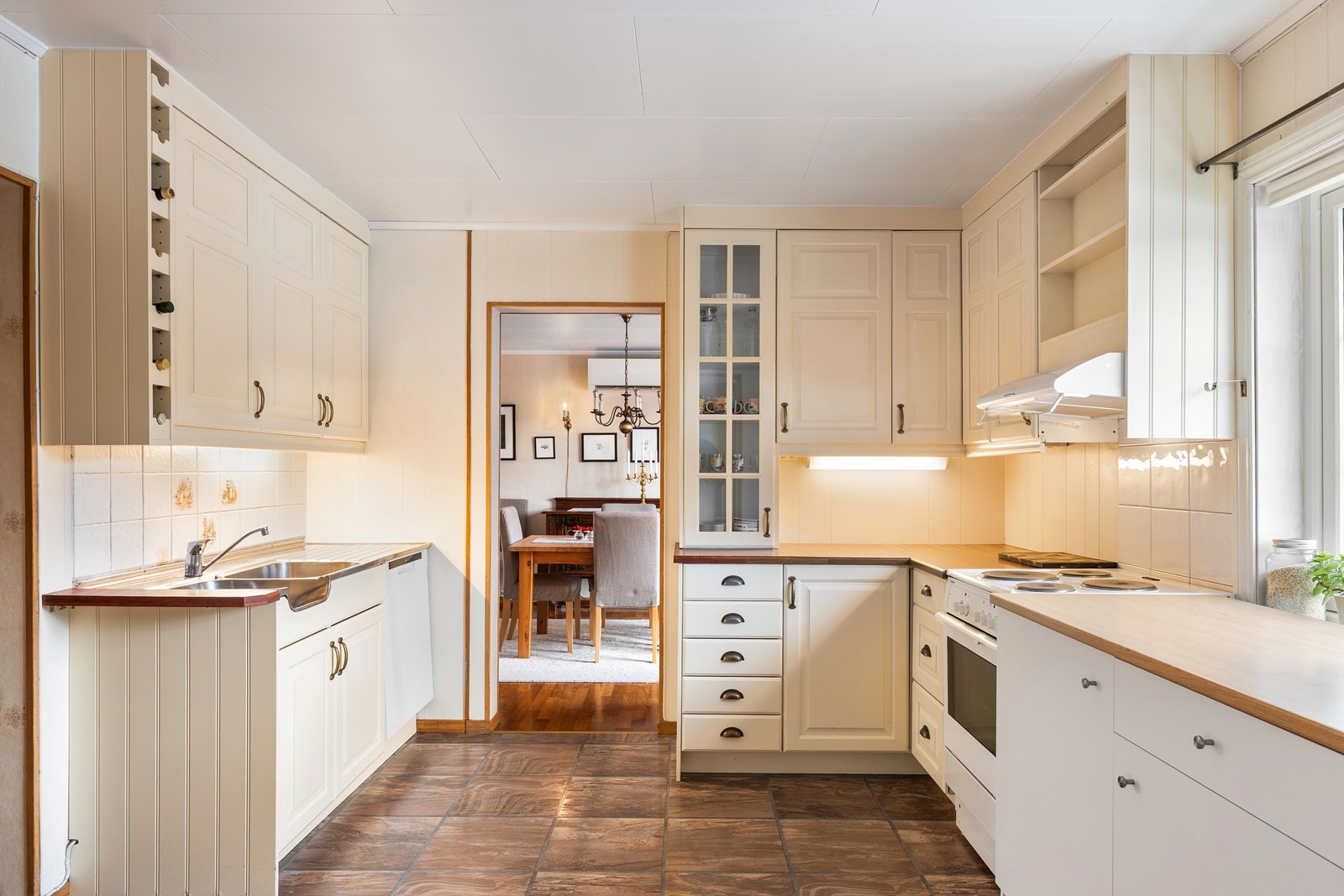 Kjøkkeninnredningen er brukspreget, men funksjonell og tilrettelagt for frittstående hvitevarer. Galleribilde