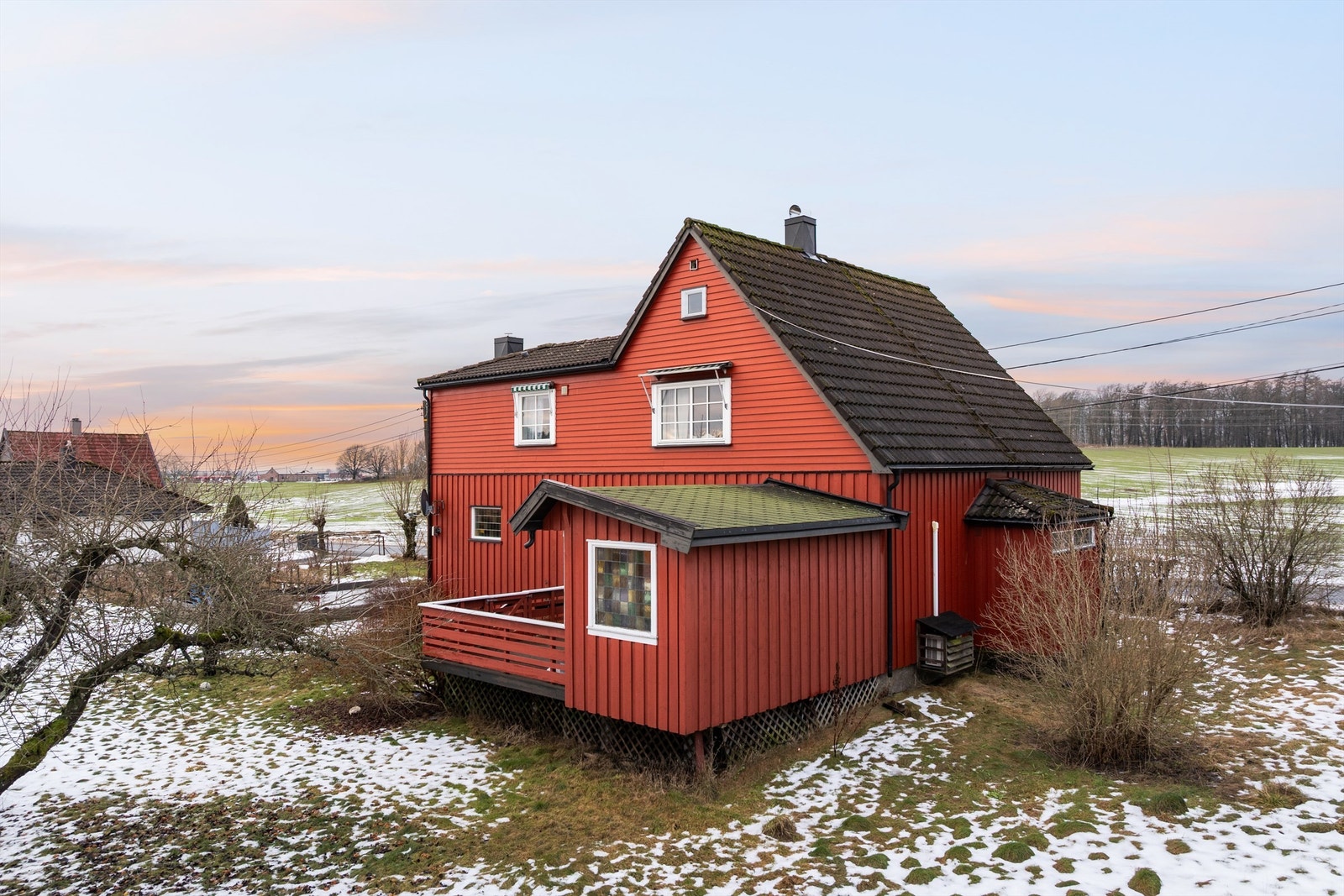 Eneboligen ble oppført i 1923 og har i senere år vært benyttet som en horisontaldelt tomannsbolig. Vedlikehold og oppgraderinger bør påregnes.
Fotograf; Kristoffer Kristiansen. Galleribilde