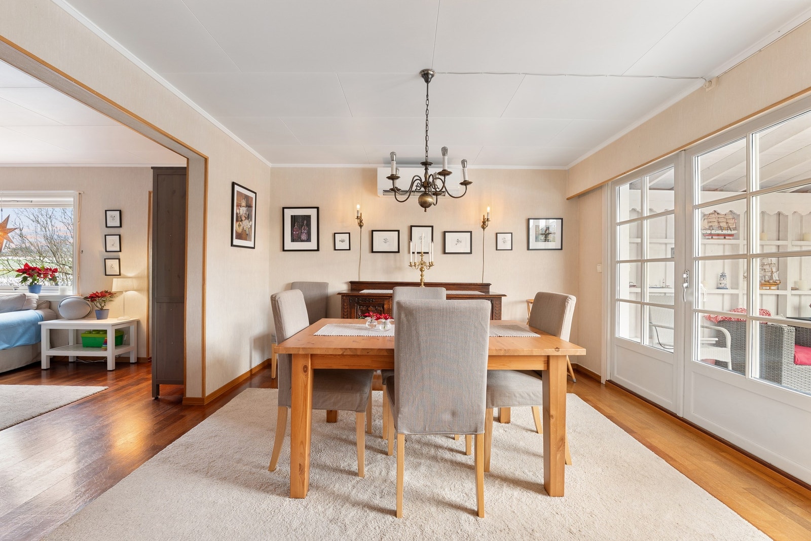 Første etasje er utstyrt med luft-luft varmepumpe, med innvendig del i spisestuen. Det er ikke avholdt service på anlegget i senere år. Galleribilde