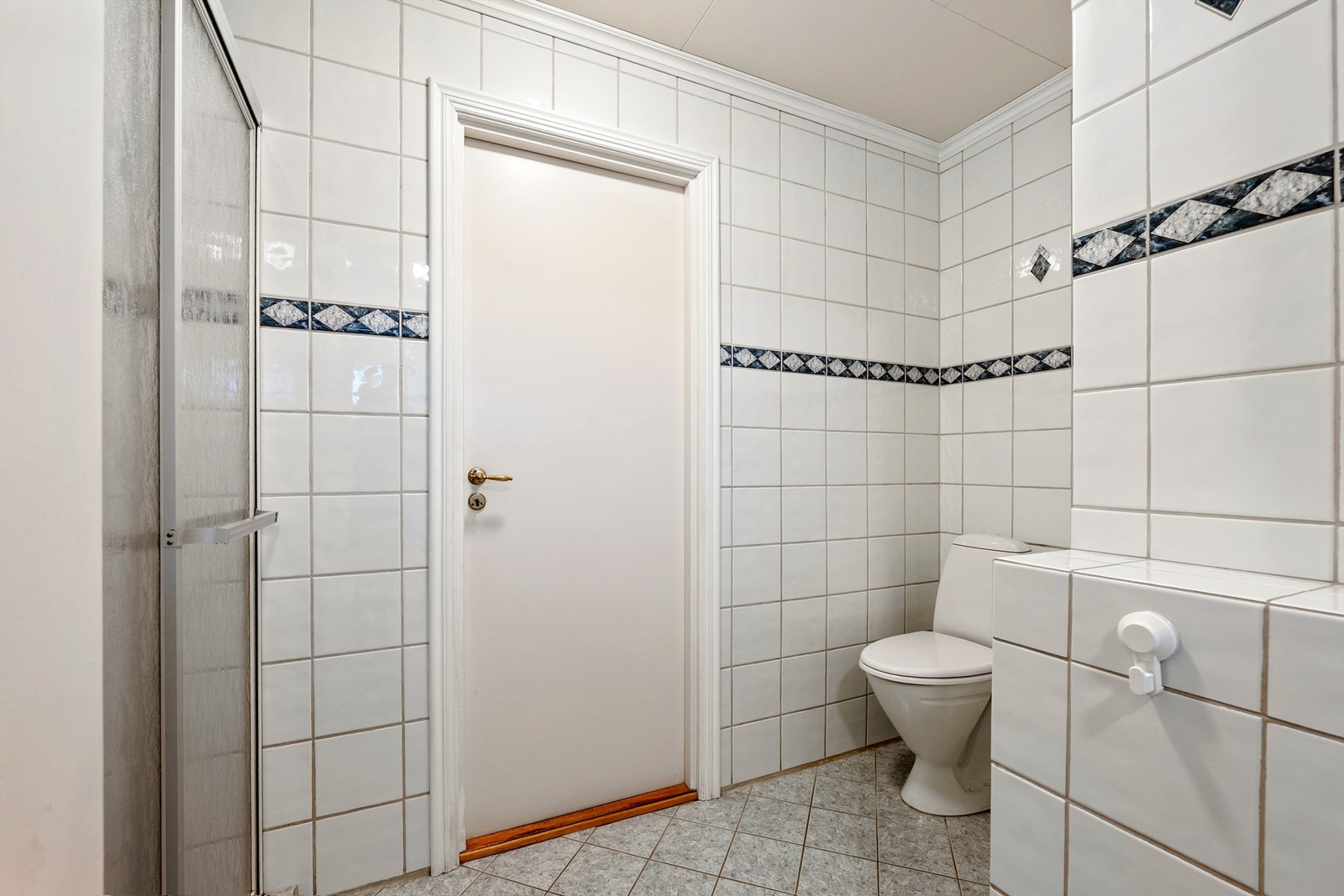 Sanitærutstyret inkluderer både dusjnisje og badekar. Galleribilde