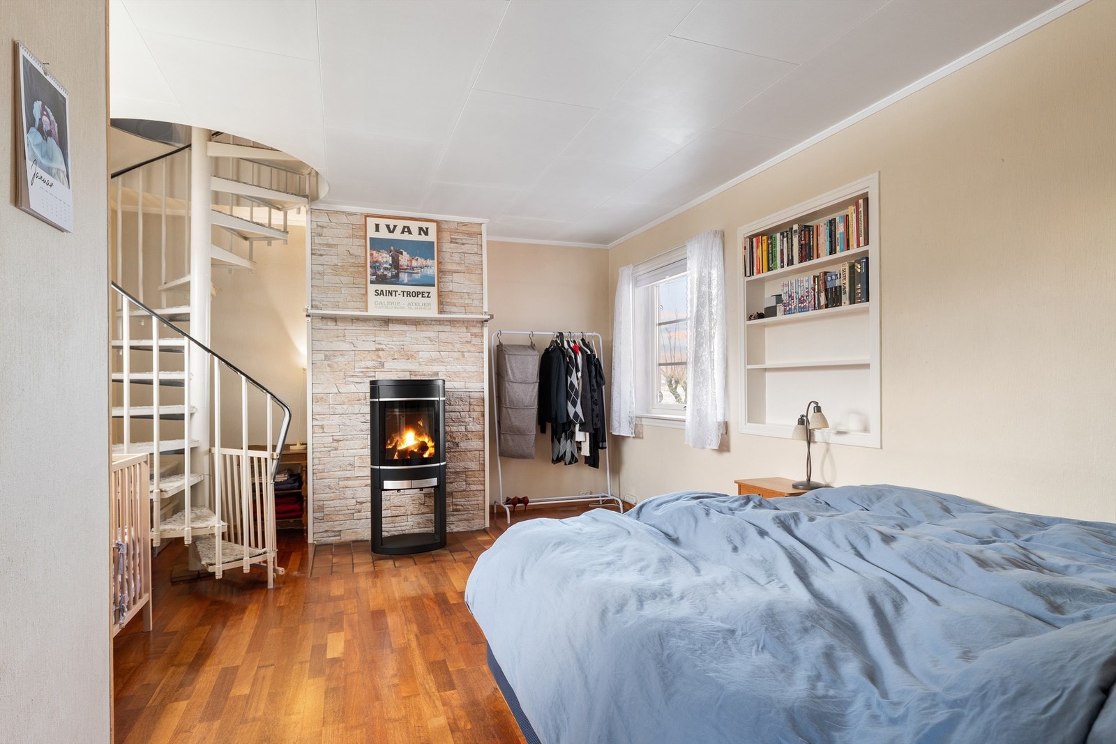 Dette rommet innenfor kjøkkenet fyller rollen som soverom for første etasje. Vindeltrappen går til adskilt trapperom/gang i andre etasje. Galleribilde