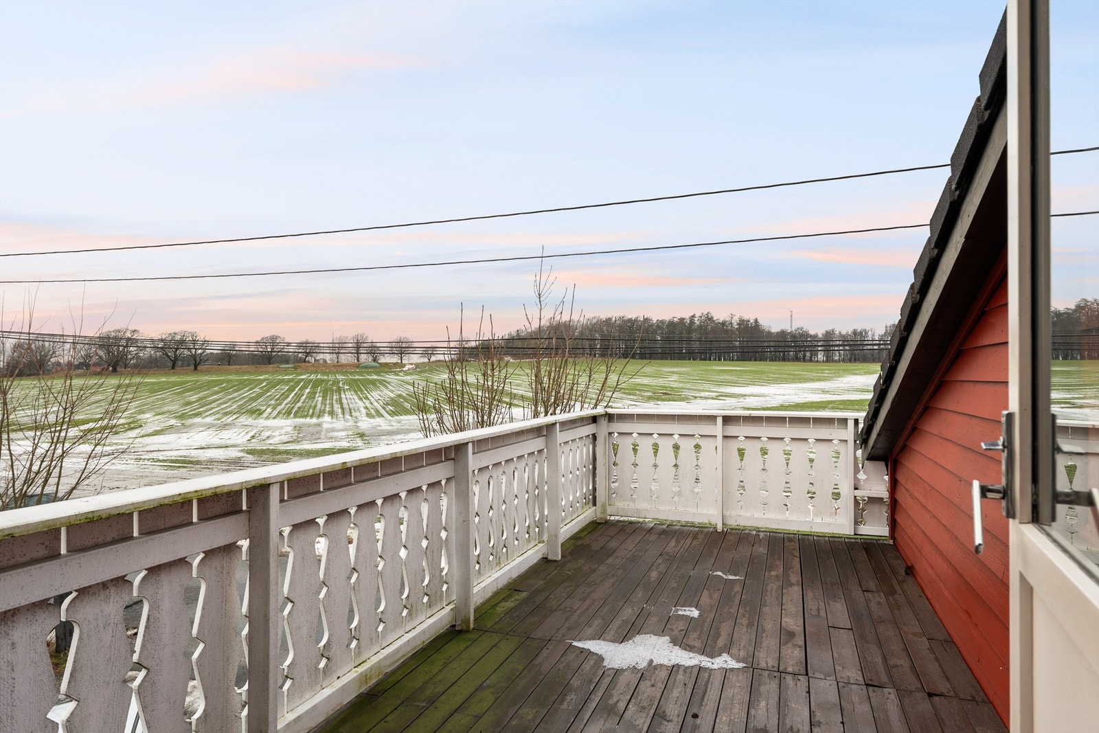 Altanen over inngangspartiet er solfylt det meste av dagen, sommerstid frem til sen kveld. Galleribilde