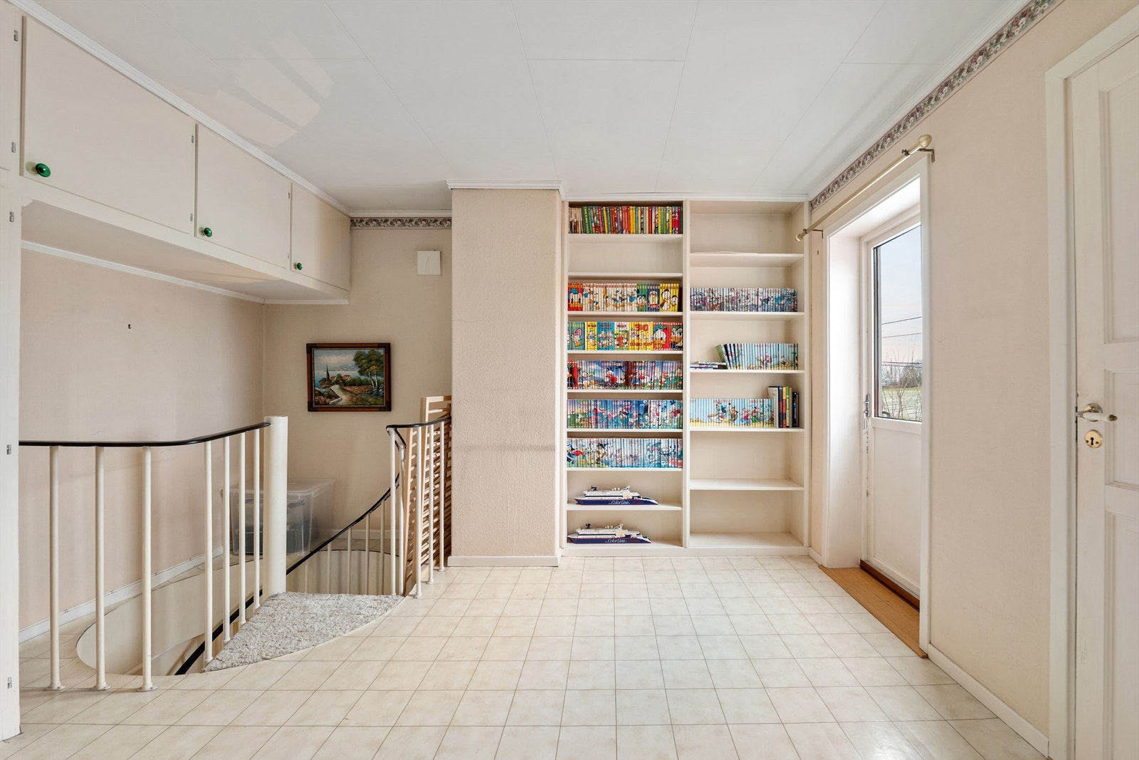 Både badet og altanen i andre etasje er tilgjengelig fra trapperommet/gangen. Galleribilde