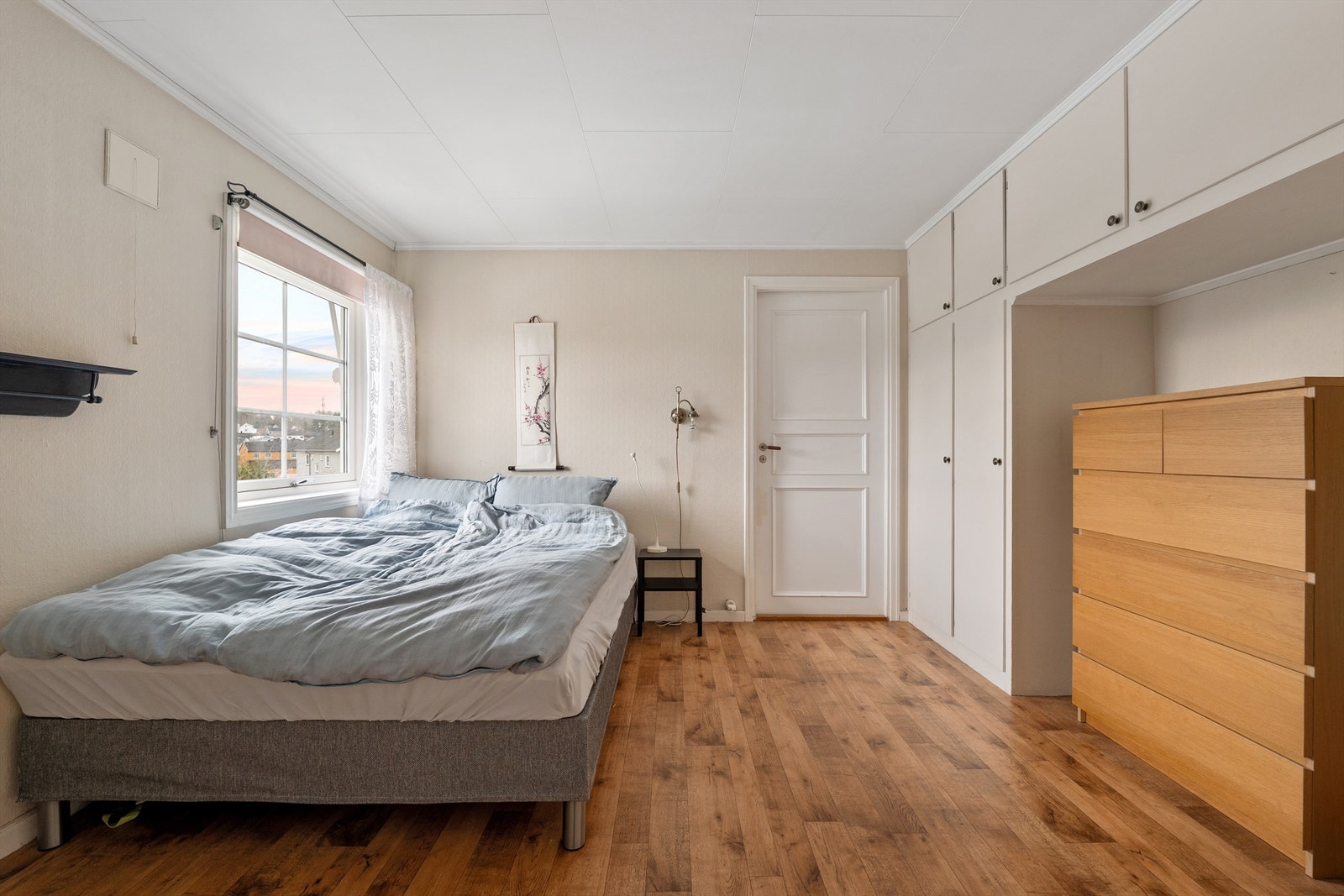 Soverom i andre etasje, tilknyttet trapperom/gang med vindeltrapp. Galleribilde