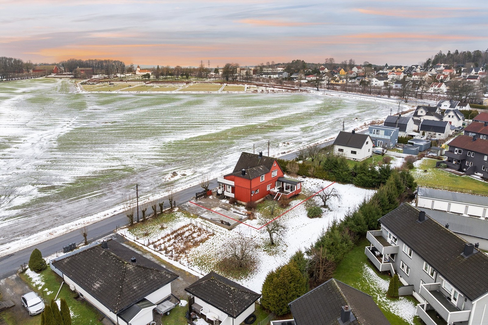 Tomten er på 663 kvm., angitt omtrentlig med rød linje. Resten av den opprinnelig store hagen inngår på to tomter som er fradelt for fremtidig bebyggelse. Galleribilde