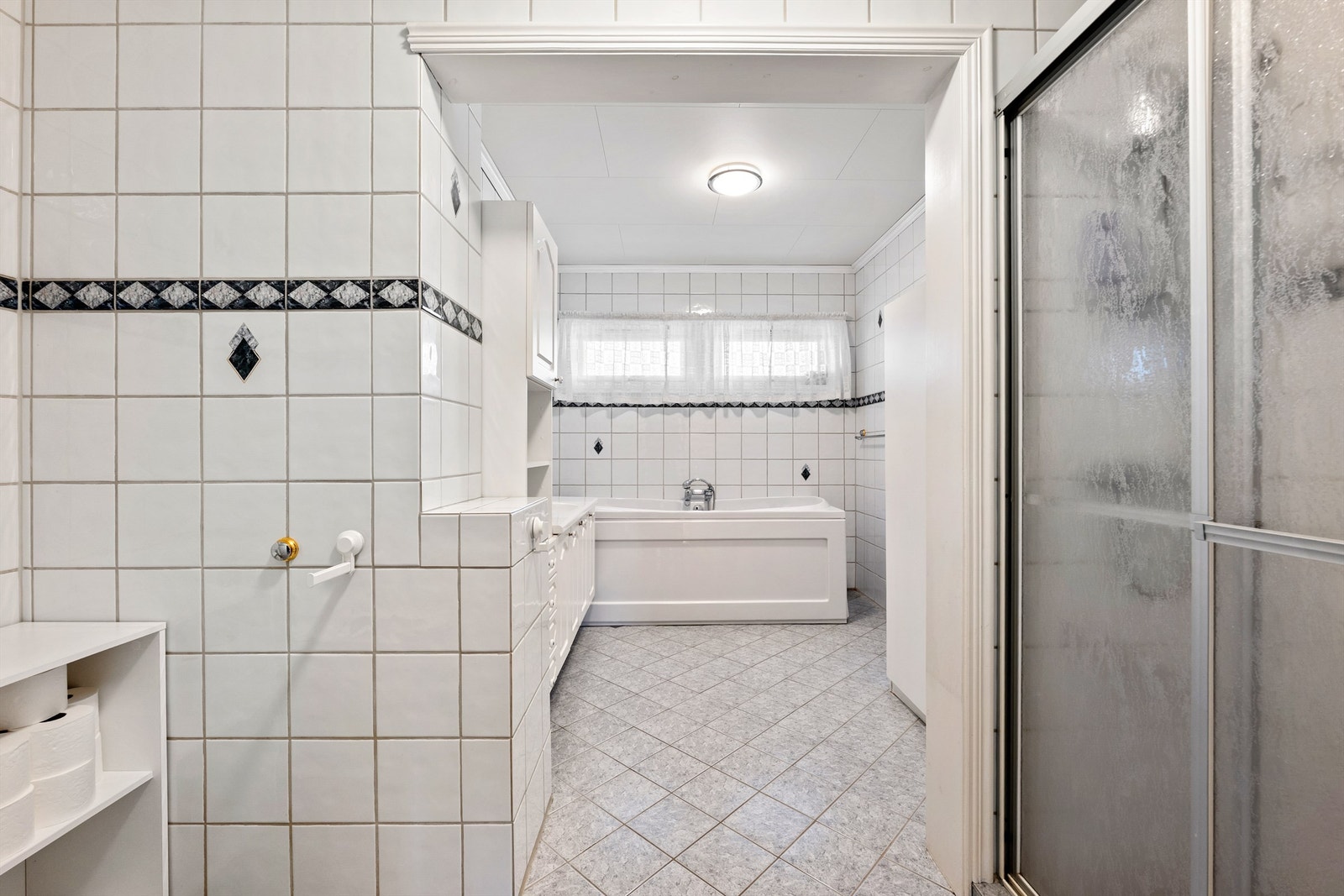 Flere forhold ved badet er gitt TG 2, TG 3 er gitt for manglende ventilering. Utbedringer bør påregnes. Badet er likevel funksjonelt. Galleribilde