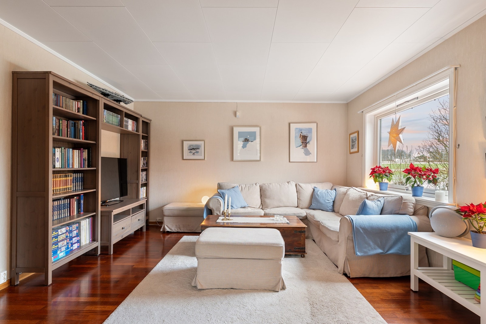 Innvendige overflater er fra ulike årstall og i varierende tilstand. Stuene har gulv av parkett, lagt gjennomgående. Galleribilde