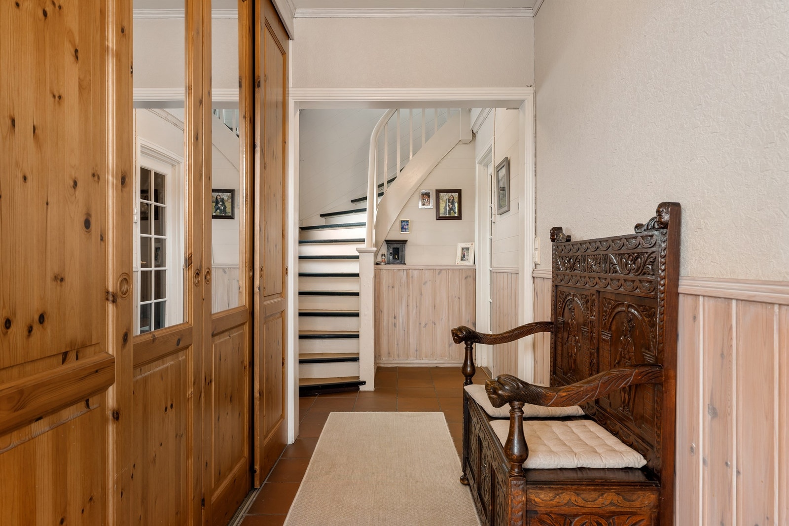 Felles entré for første og andre etasje, med skyvedørsgarderobe og flislagt gulv. Galleribilde