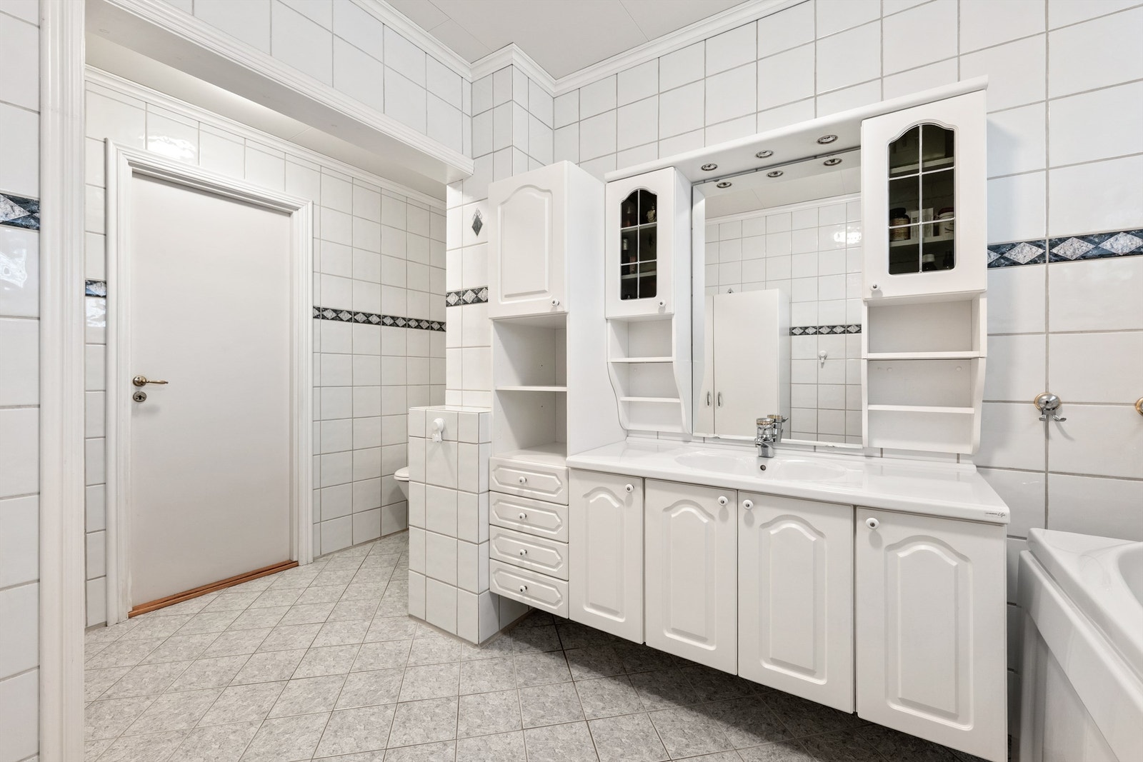 Badet i første etasje er romslig og har elektrisk varme i gulvet. Galleribilde