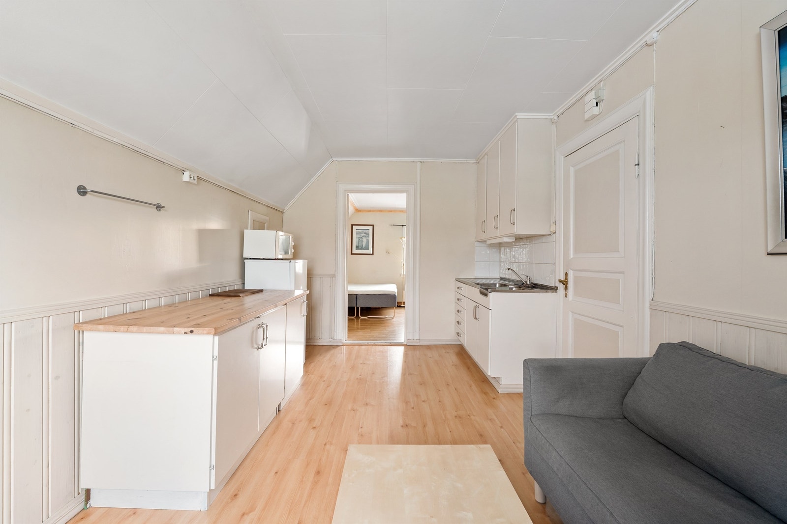 Kjøkkeninnredningen er av eldre årgang og har enkel standard. TG 3 er gitt for manglende ventilering og lekkasje fra armatur. Galleribilde