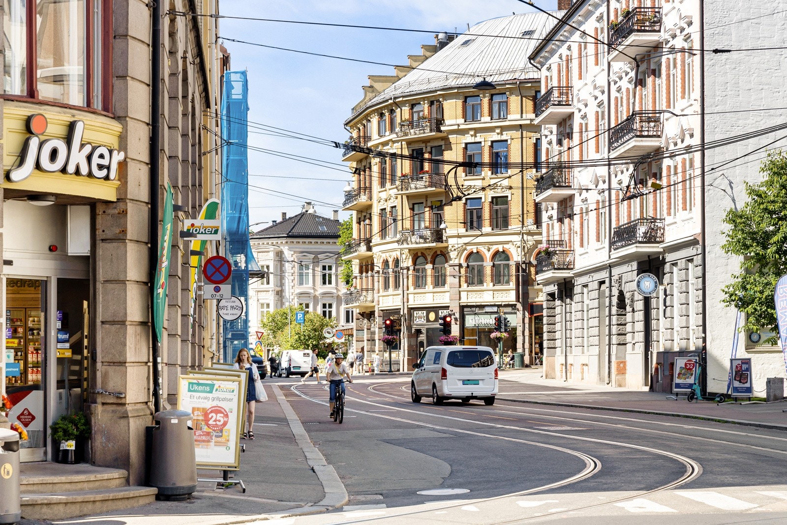 Området har offentlig kommunikasjon via buss og trikk, og begge deler ligger kun et par minutters gange unna. Tog ved Nationaltheateret, kun via Slottsparken Galleribilde