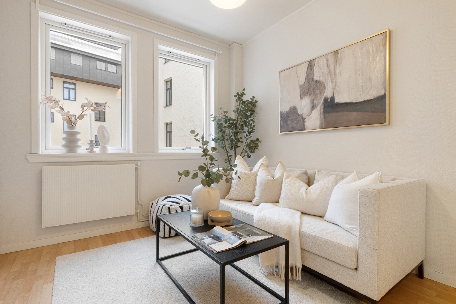 Stue i åpen løsning med kjøkkenet som skaper et sosialt og arealeffektivt oppholdsrom Galleribilde