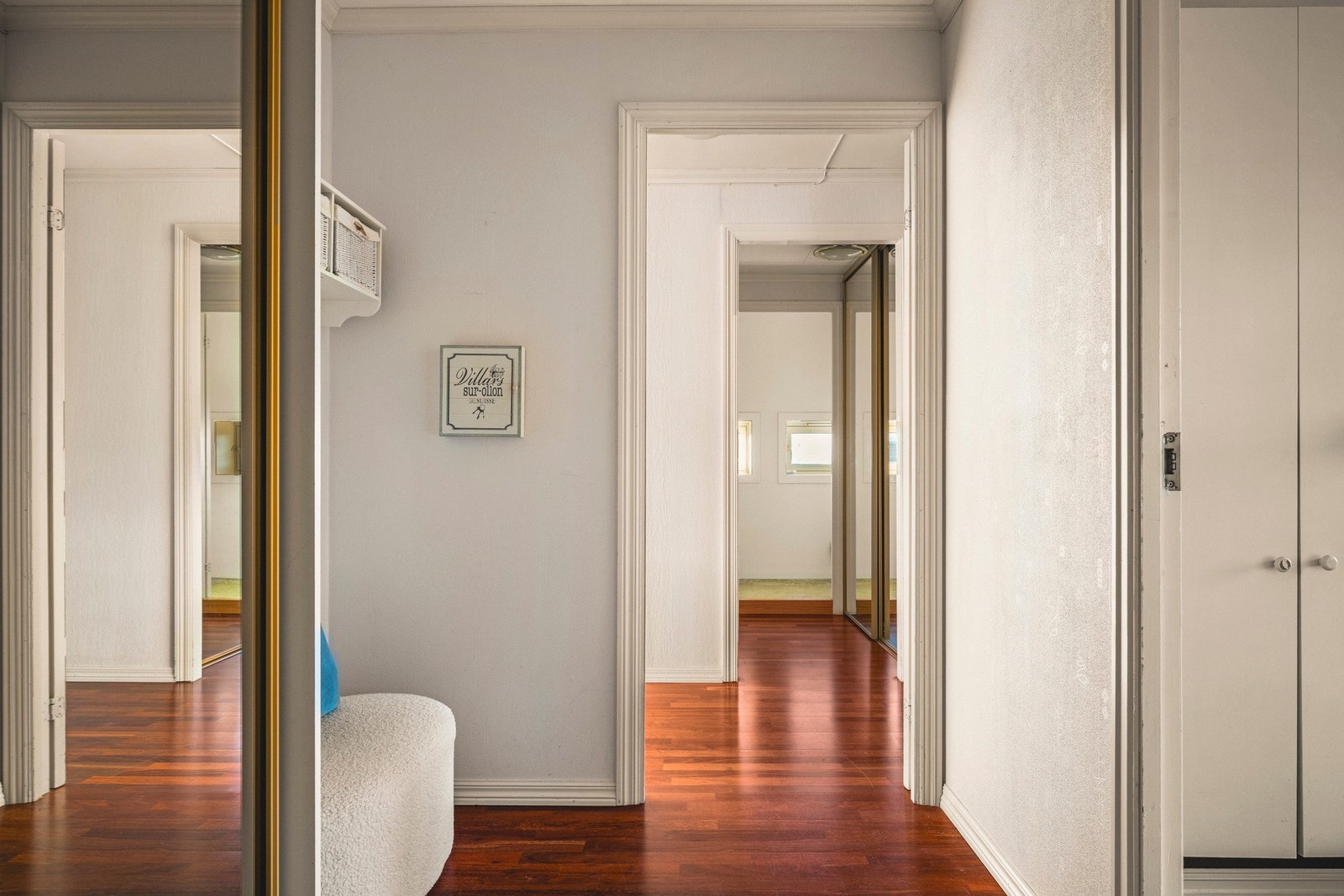 Her er det god plass til å henge fra seg yttertøy i skyvedørsgarderobe. Galleribilde