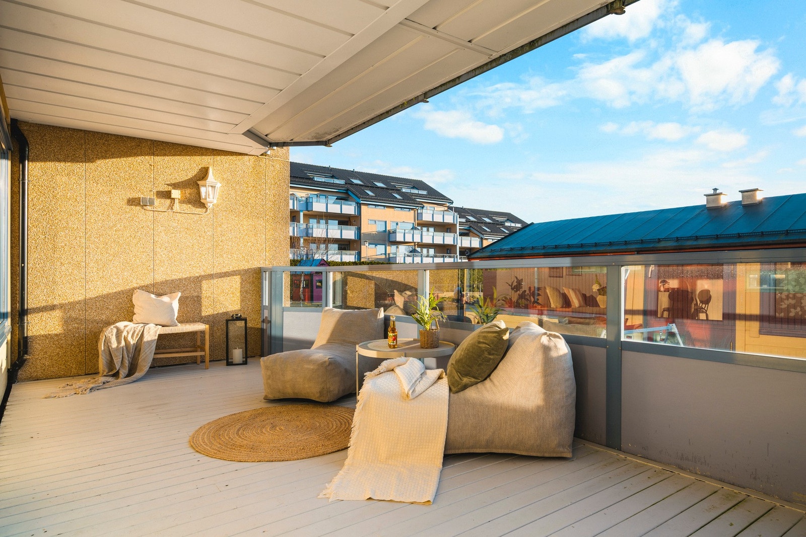 God plass til en sittegruppe og parasoll. Galleribilde