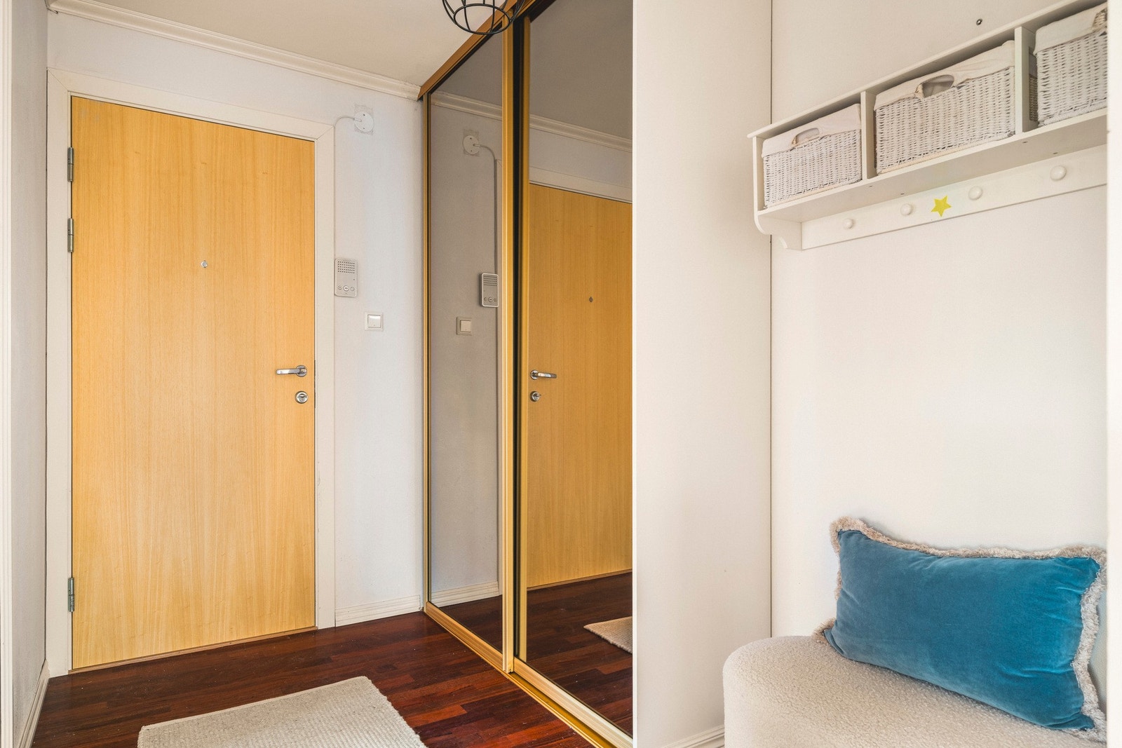 Det første som møter deg er en romslig gang på 5,5 kvm. Galleribilde