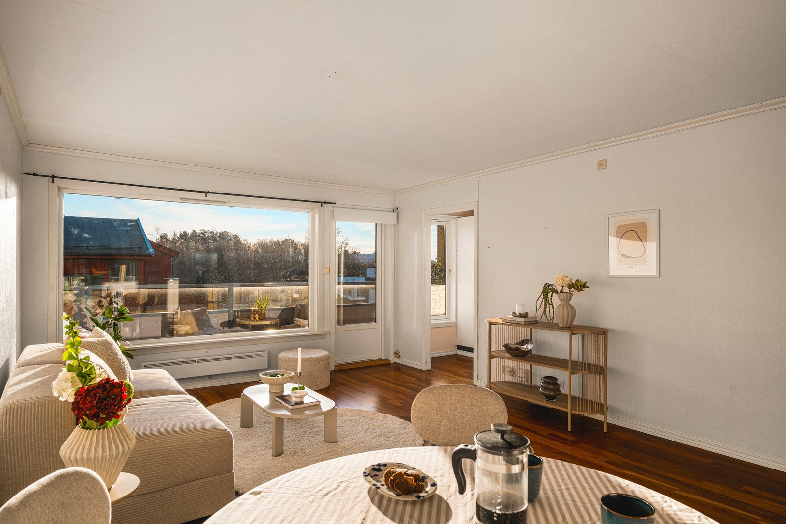 Vi tar turen videre inn til leilighetens åpne og lyse stue på 24,5 kvm. Galleribilde