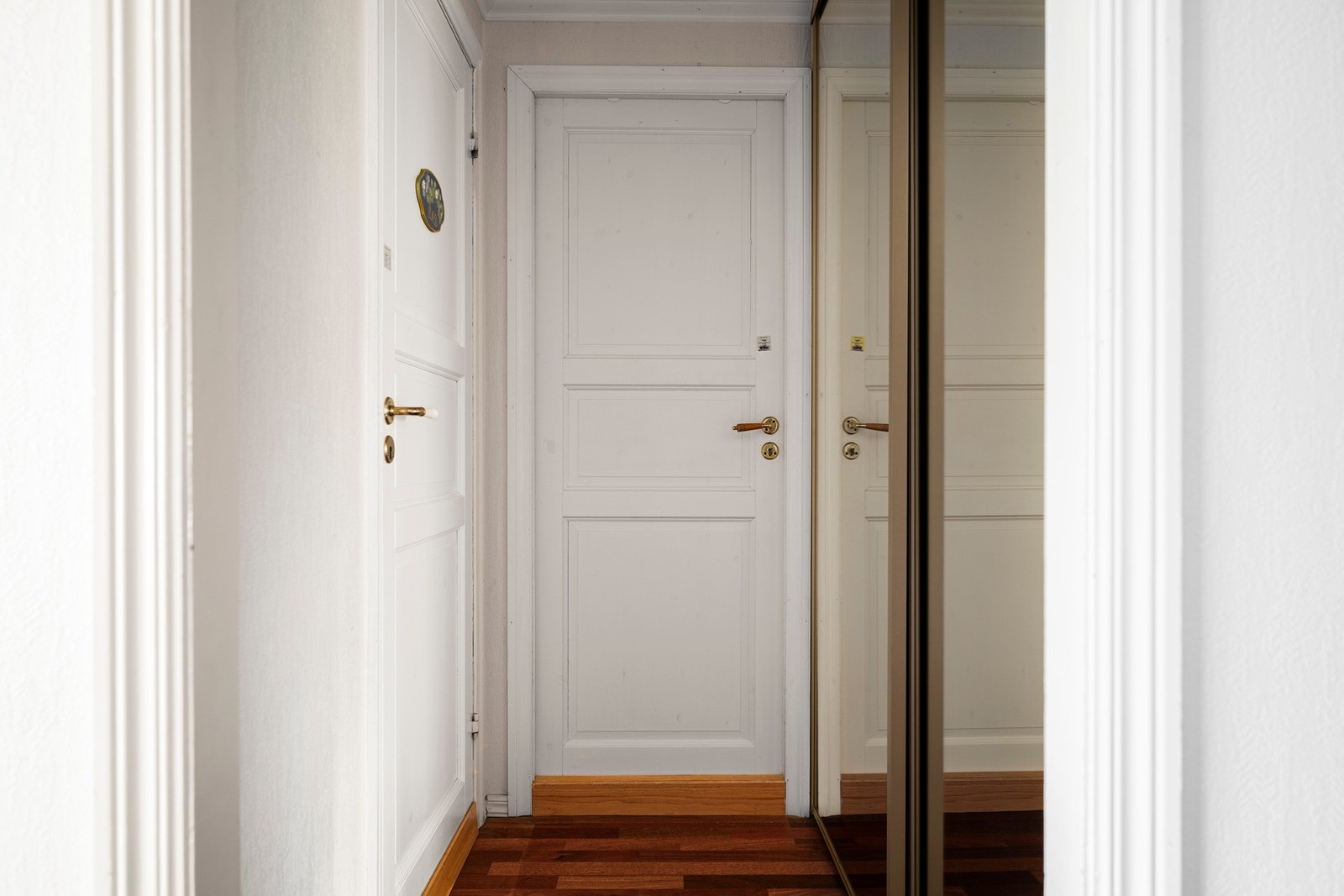 Vaskerommet har tilkomst gjennom en mellomgang - som er praktisk for oppbevaring. Galleribilde