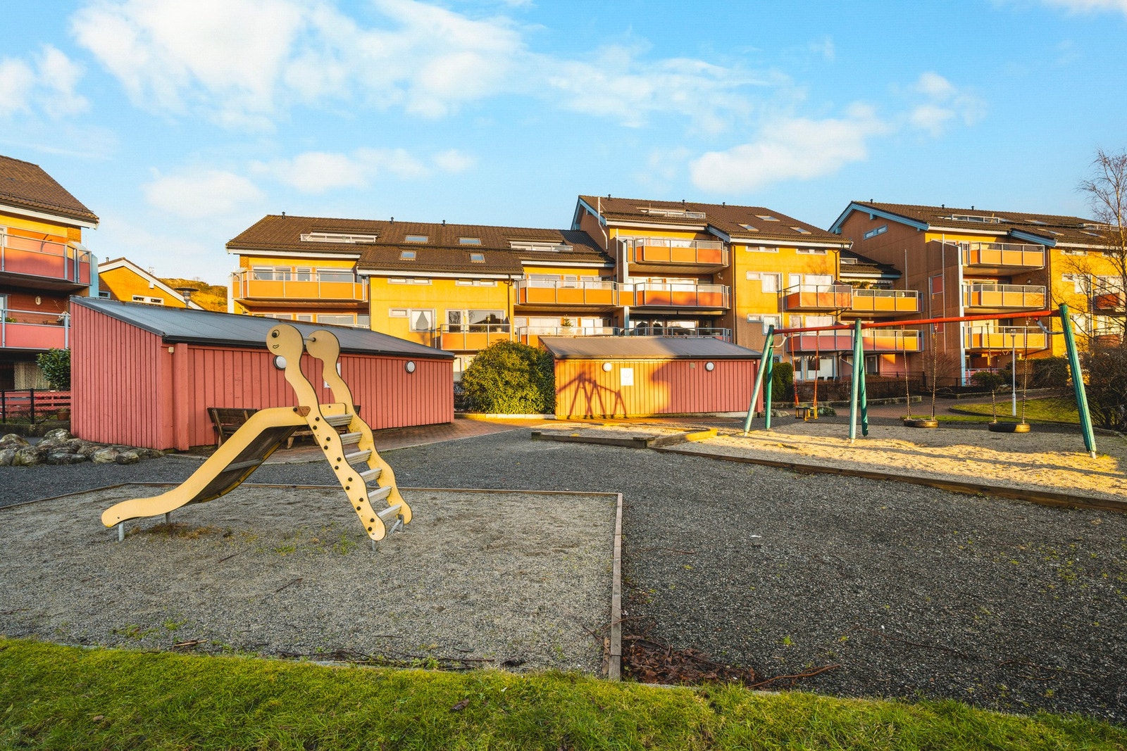 Leiligheten har en flott og tilbaketrukket beliggenhet i et etablert og barnevennlig område i Olsvik. Galleribilde