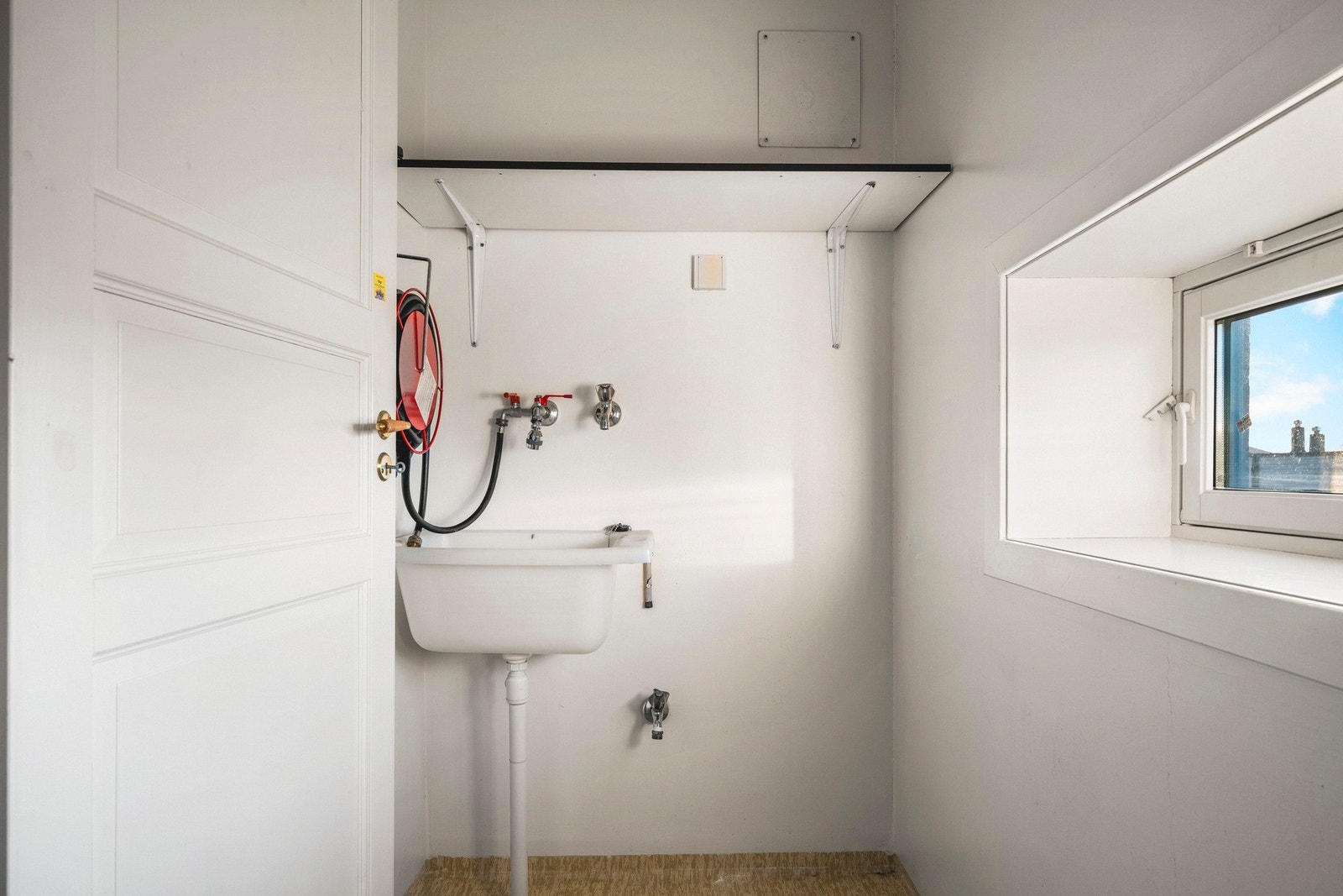 Her består overflatene av malte vegger og gulvbelegg. Galleribilde