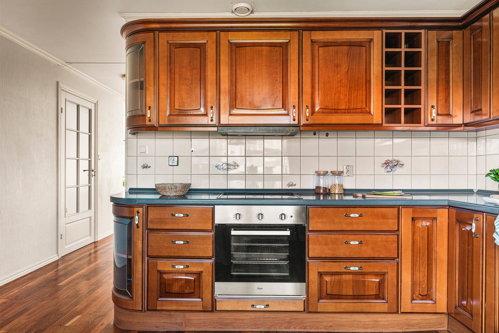 Det er integrert induksjonsplatetopp og integrert stekeovn. Galleribilde