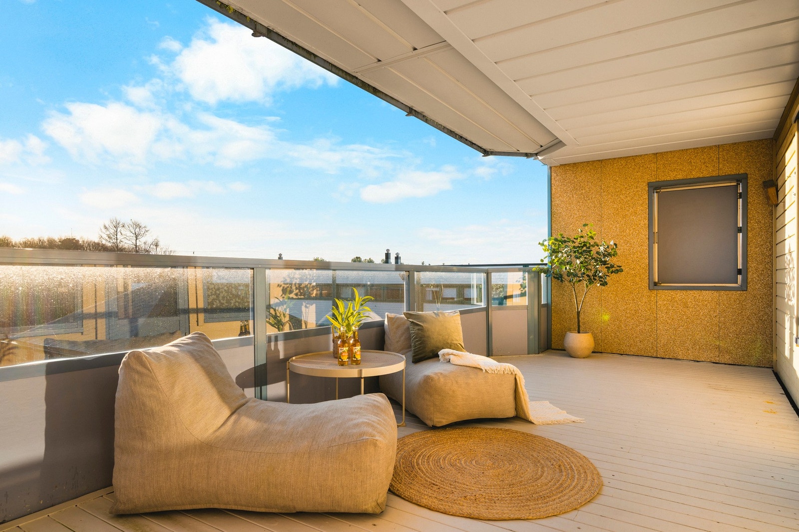 Her bor du tilbaketrukket i rolige, naturskjønne omgivelser samtidig som du har kort vei til "alt". Galleribilde