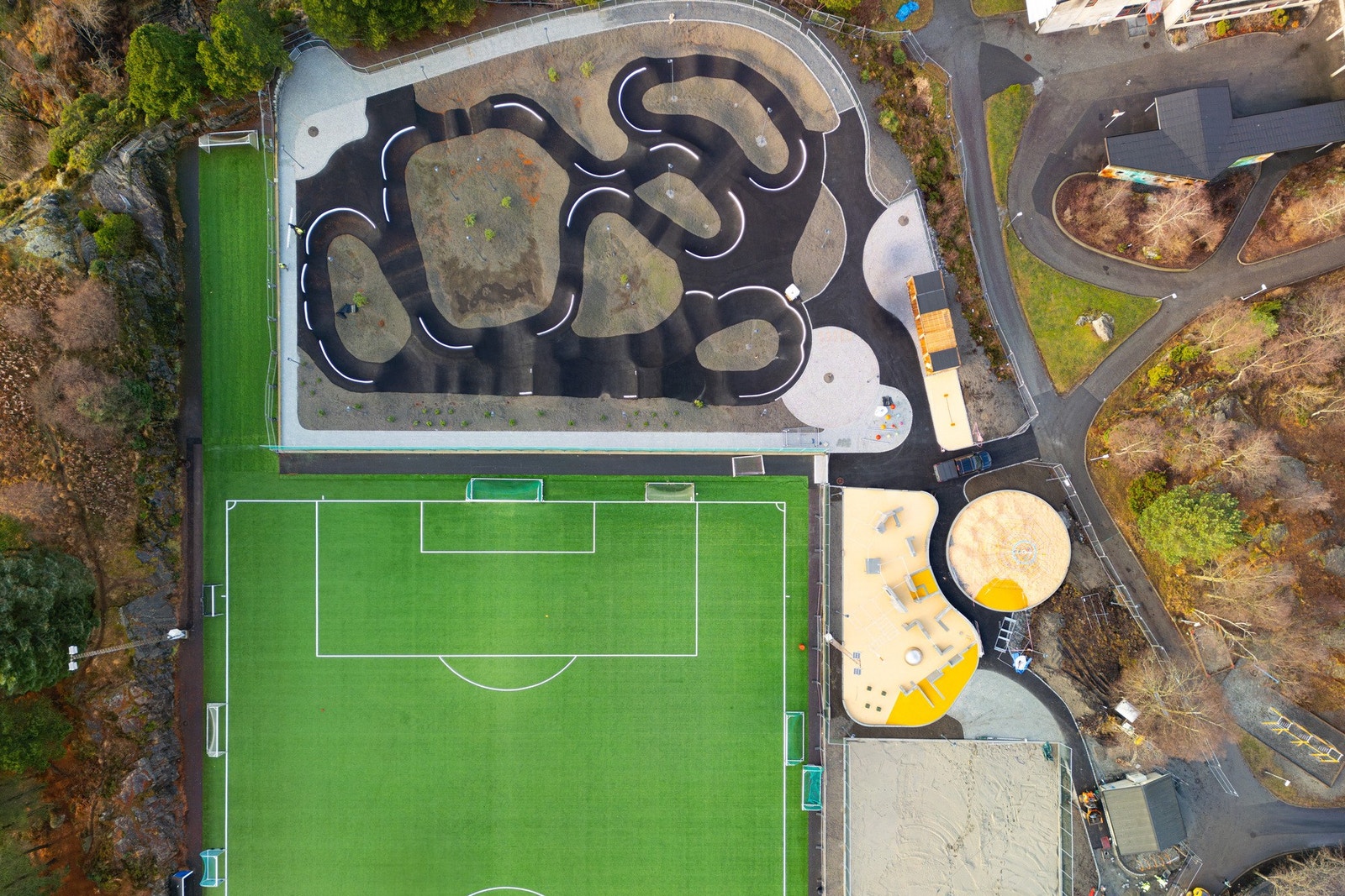 For den turglade er det flere flotte turområder i nærheten som Lyderhorn, Kanadaskogen, Kvarven, Ørnafjellet og Storavatnet. Galleribilde