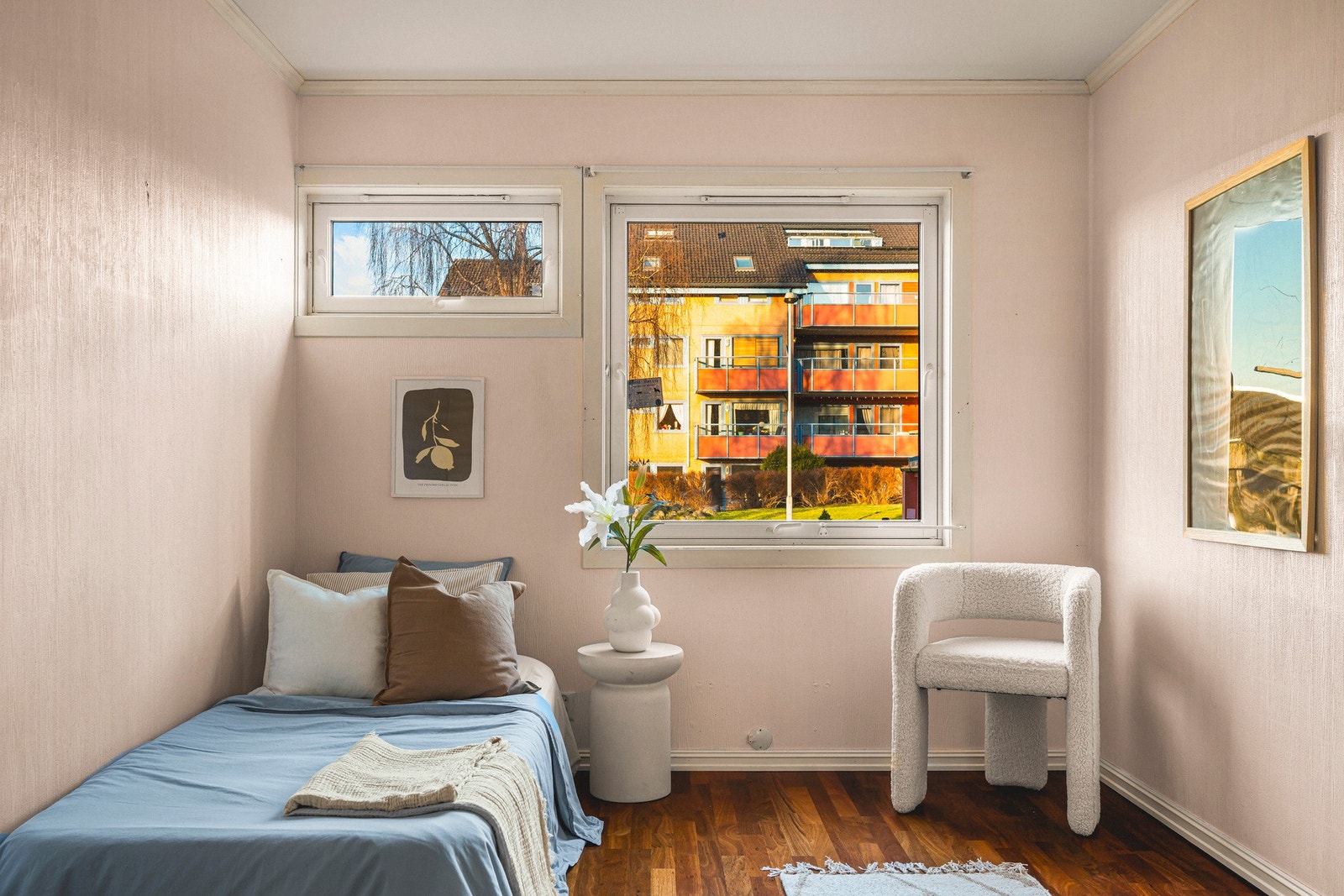 Store vindusflater med godt lysinnslipp. Galleribilde