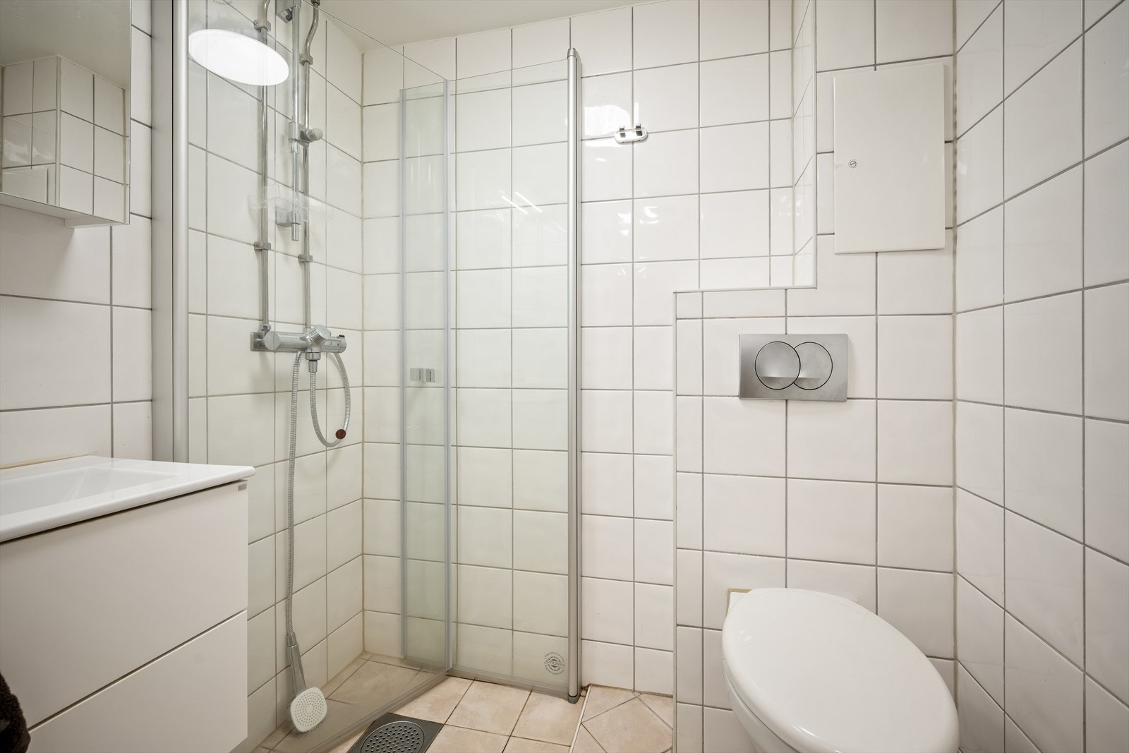 Flislagt bad med varmekabler på gulv, renovert i regi av borettslaget i nyere tid. Galleribilde