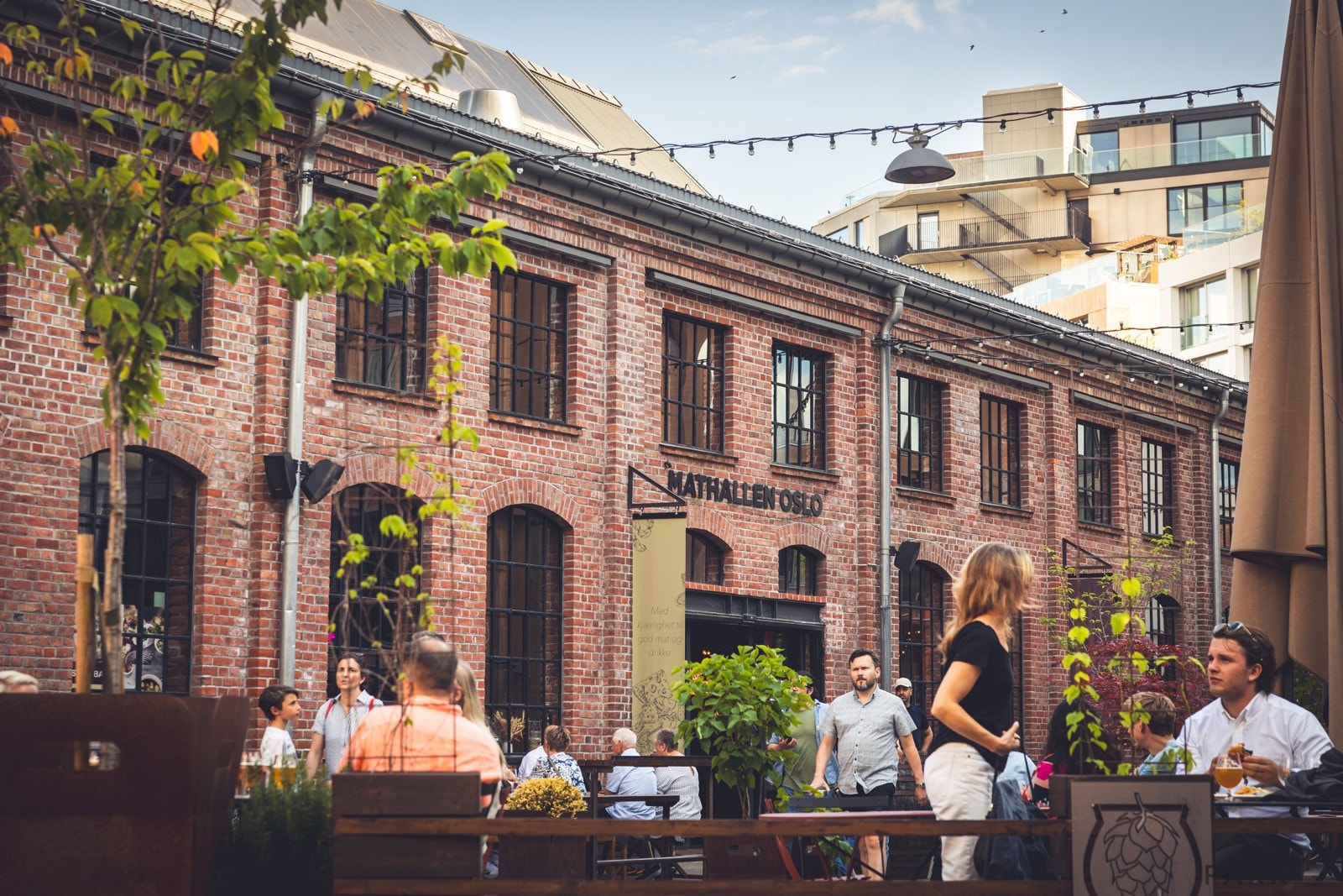 Grünerløkka har de siste årene utviklet seg til å bli et av Oslos mest ettertraktede områder, kjent for sitt mangfold, levende byliv og unike atmosfære. Galleribilde